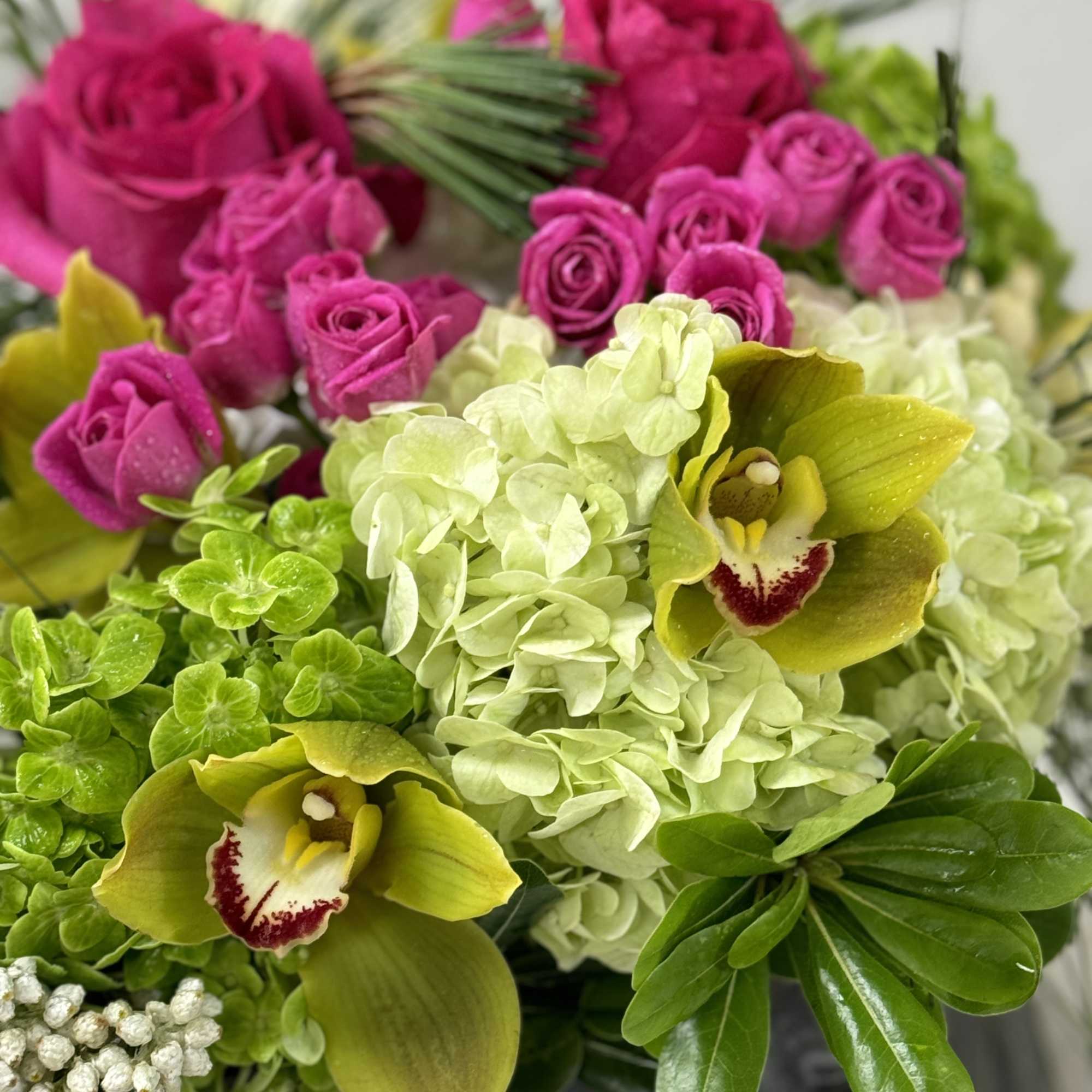 This stylish arrangement is good for a nice gesture, for Father&rsquo;s Day