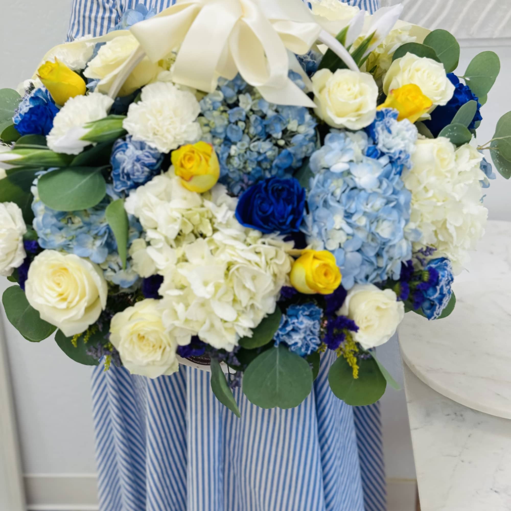 This substantial gift will be proper for any occasion. Contains hydrangeas, roses