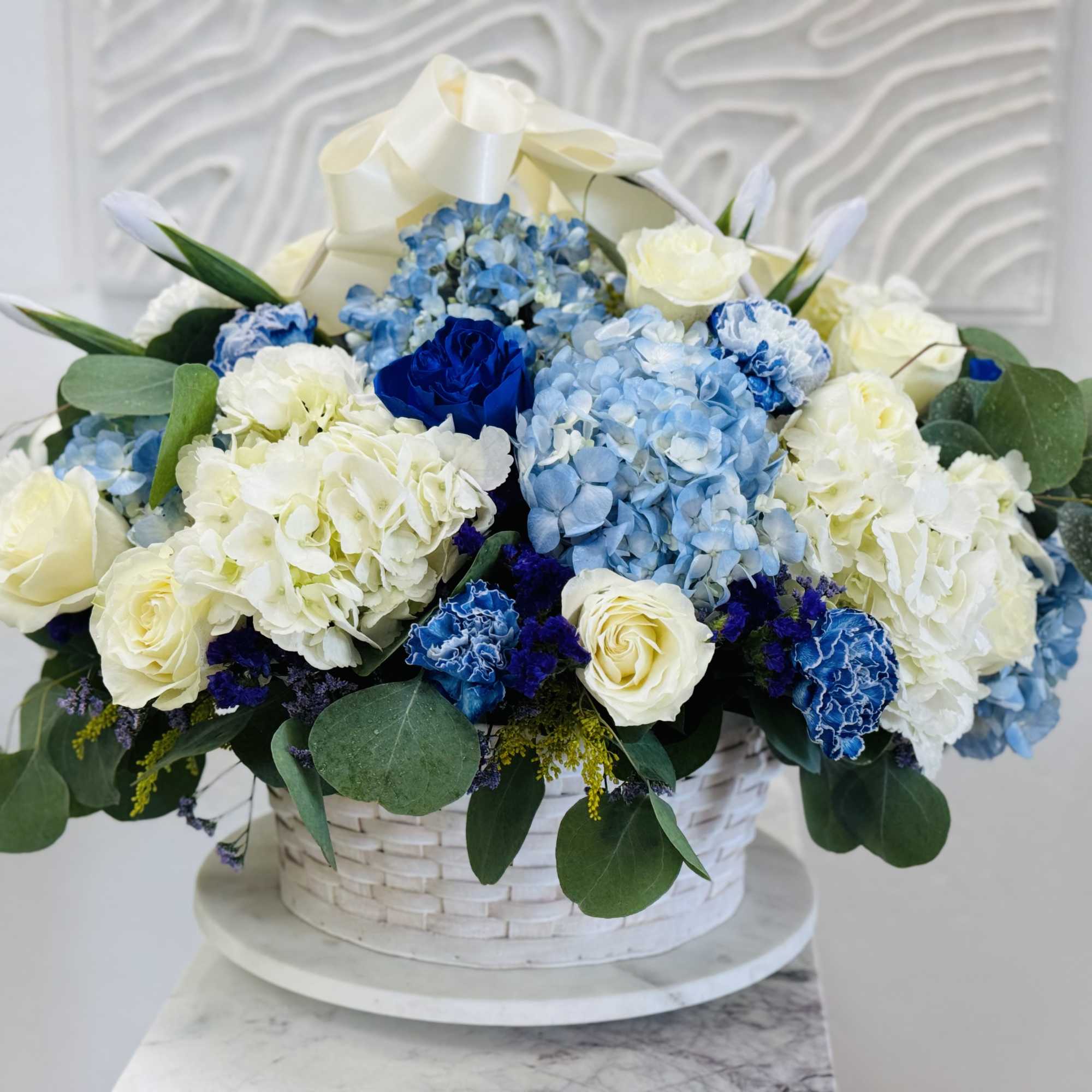 This substantial gift will be proper for any occasion. Contains hydrangeas, roses