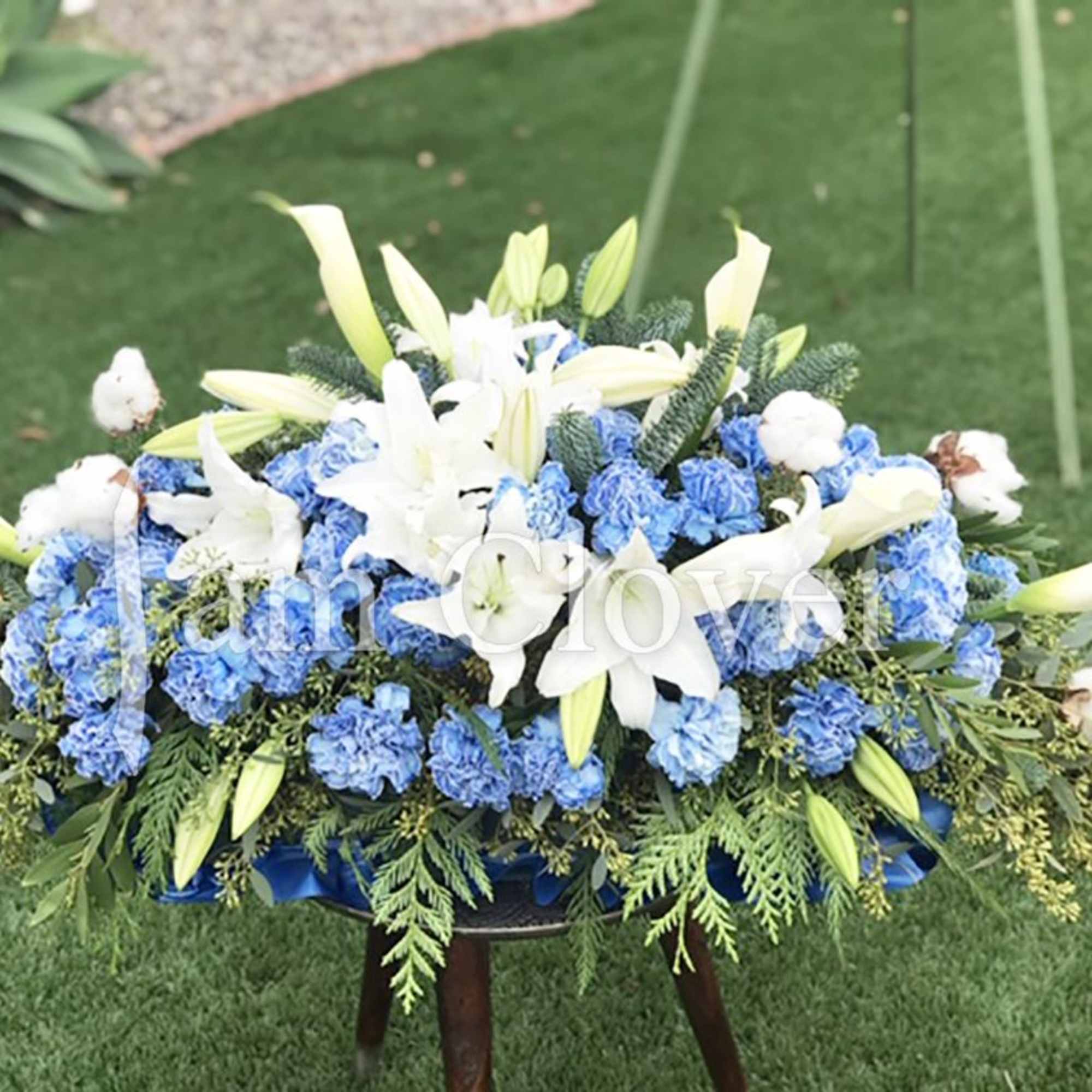 The arrangement is designed to reflect a sense of peace and the