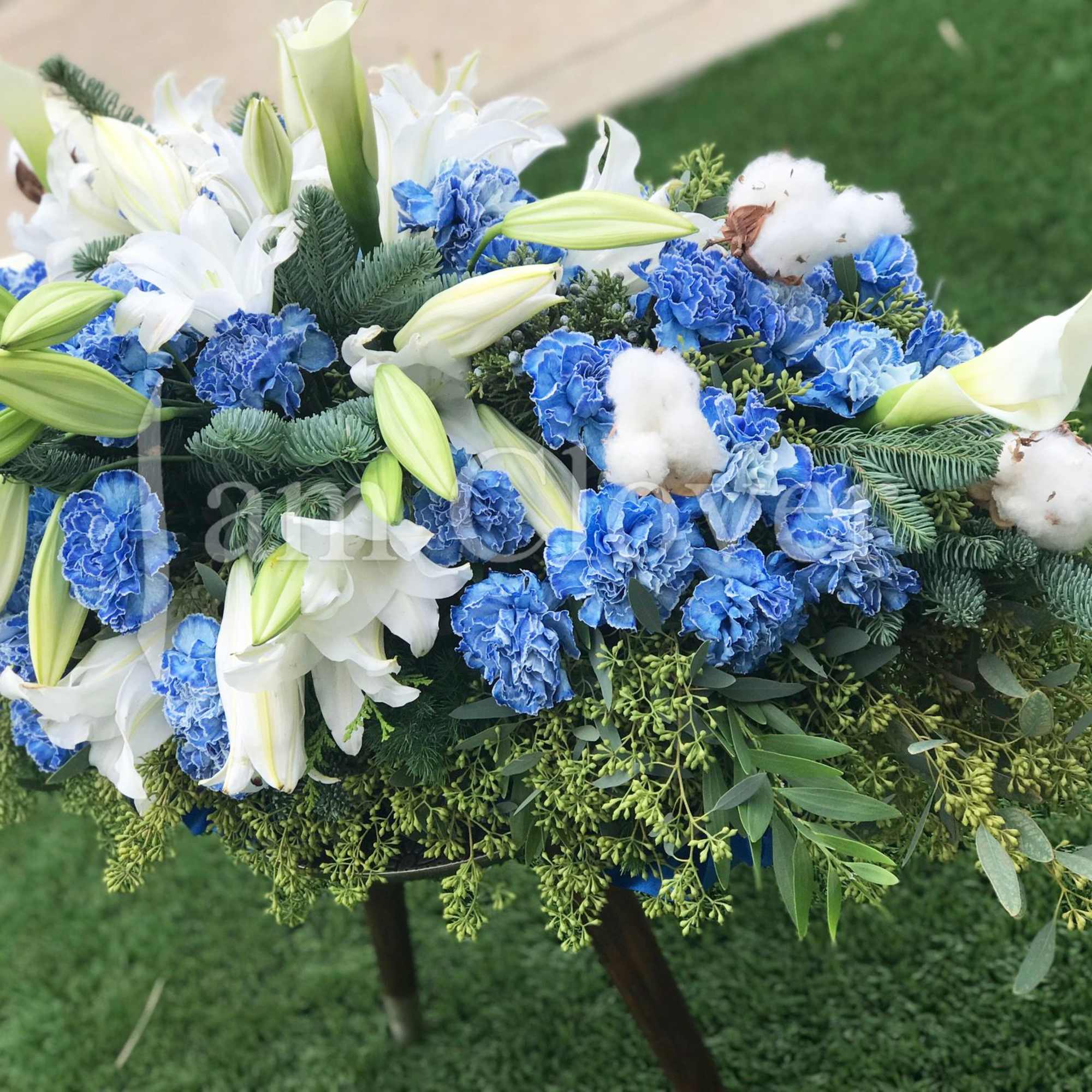 The arrangement is designed to reflect a sense of peace and the