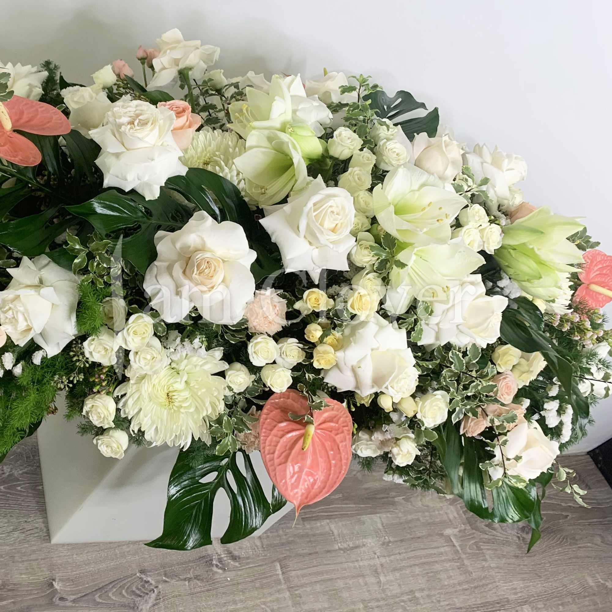 This beautiful and soothing spray is composed with a variety of white