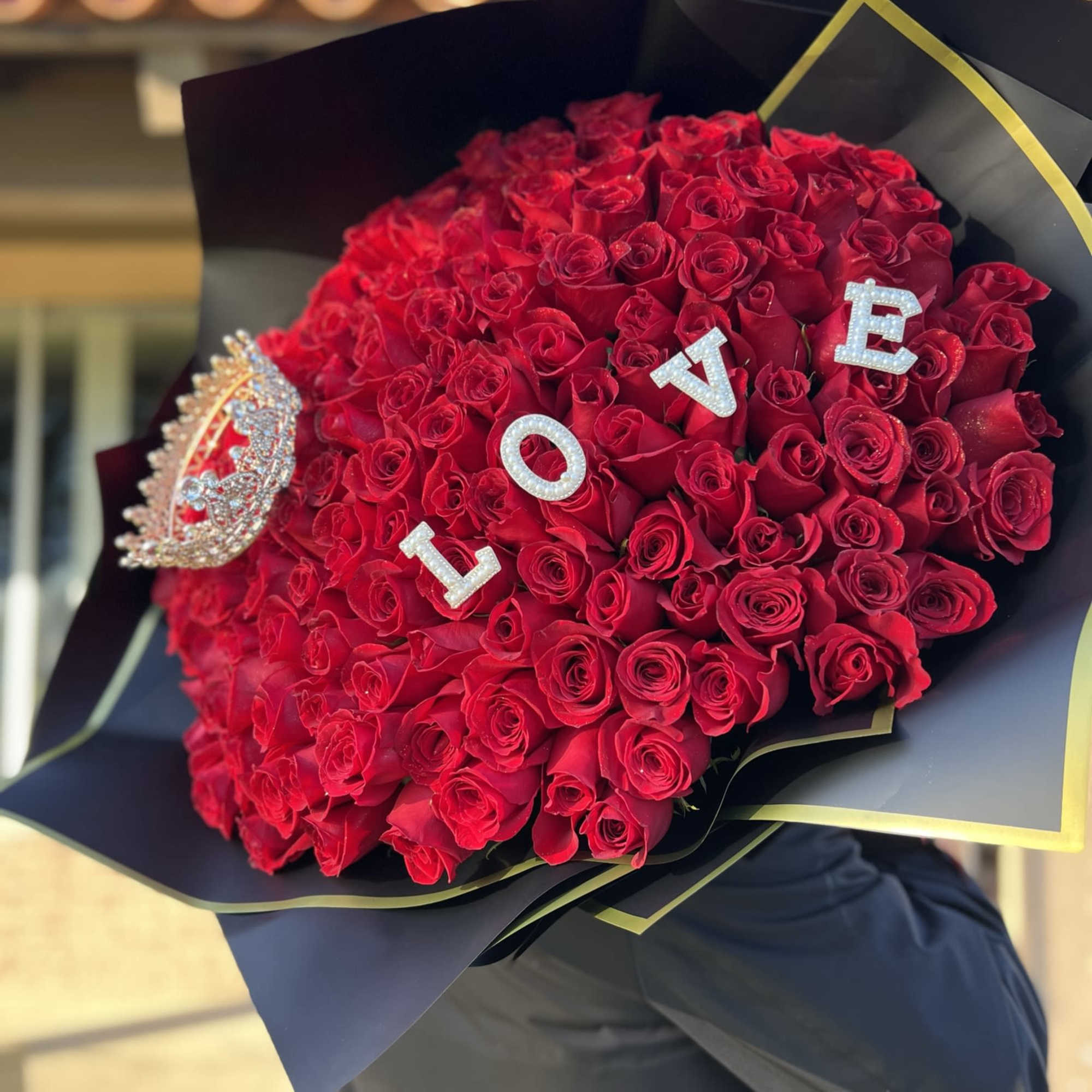 Bouquet of 100 &#039;&#039;Buchon&#039;&#039; style Red Roses, with the letters L O