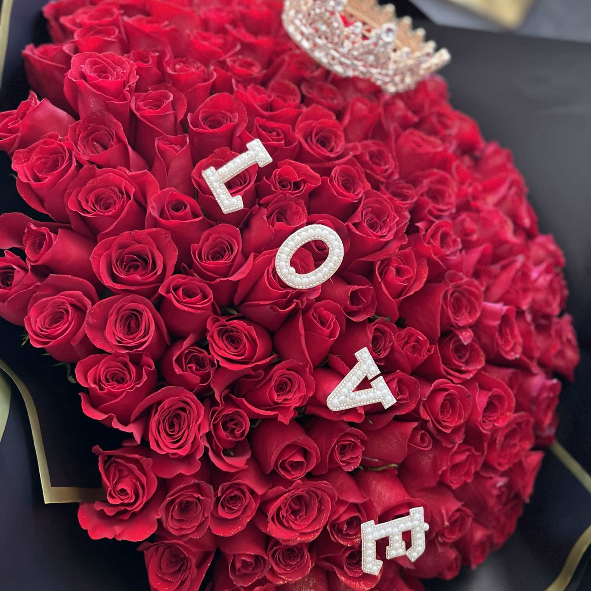 Bouquet of 100 &#039;&#039;Buchon&#039;&#039; style Red Roses, with the letters L O
