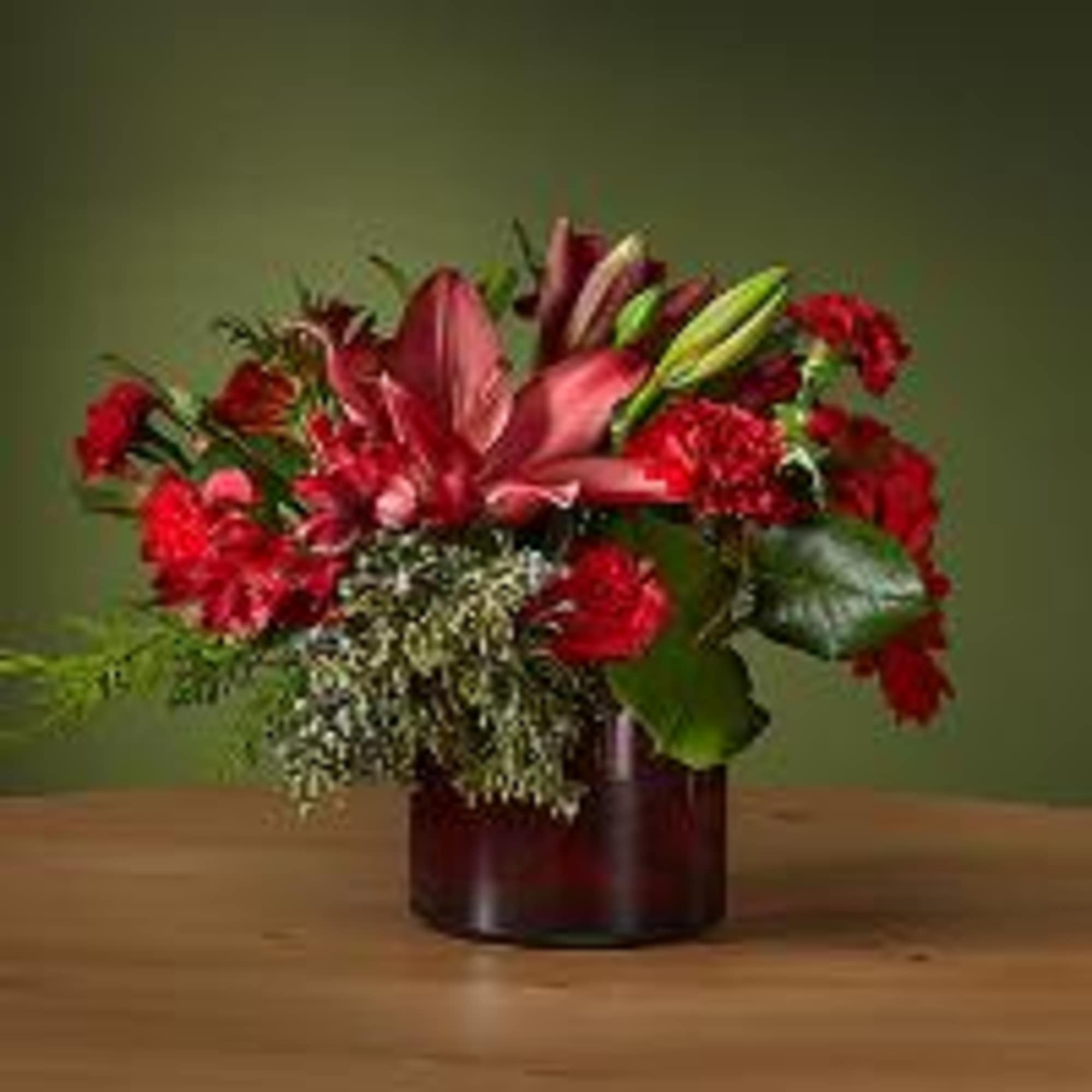 RED CYLINDER WITH CHRISTMAS GREENS AND RED TONES OF RED CYLINDER WITH CHRISTMAS GREENS AND RED TONES OF