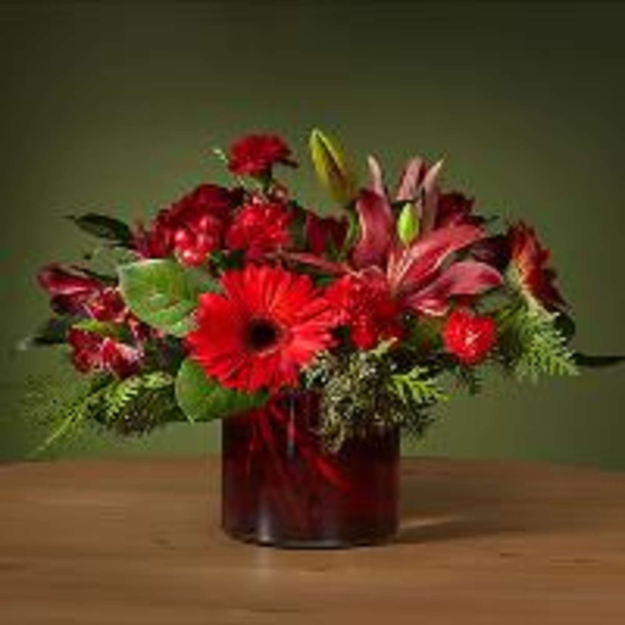 RED CYLINDER WITH CHRISTMAS GREENS AND RED TONES OF RED CYLINDER WITH CHRISTMAS GREENS AND RED TONES OF