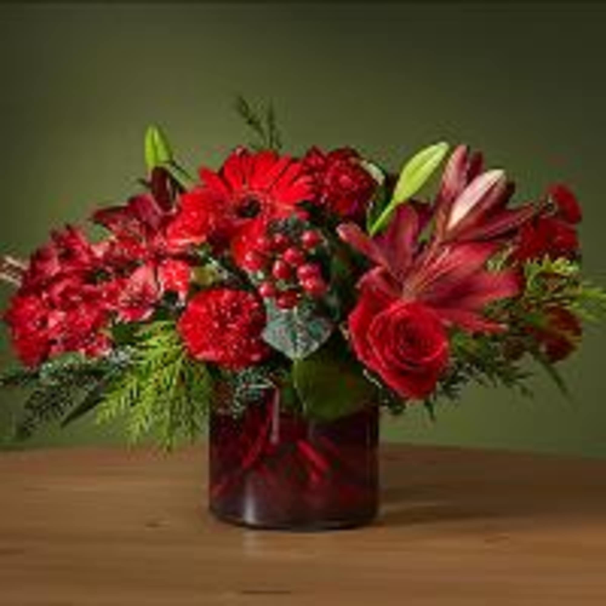 RED CYLINDER WITH CHRISTMAS GREENS AND RED TONES OF RED CYLINDER WITH CHRISTMAS GREENS AND RED TONES OF