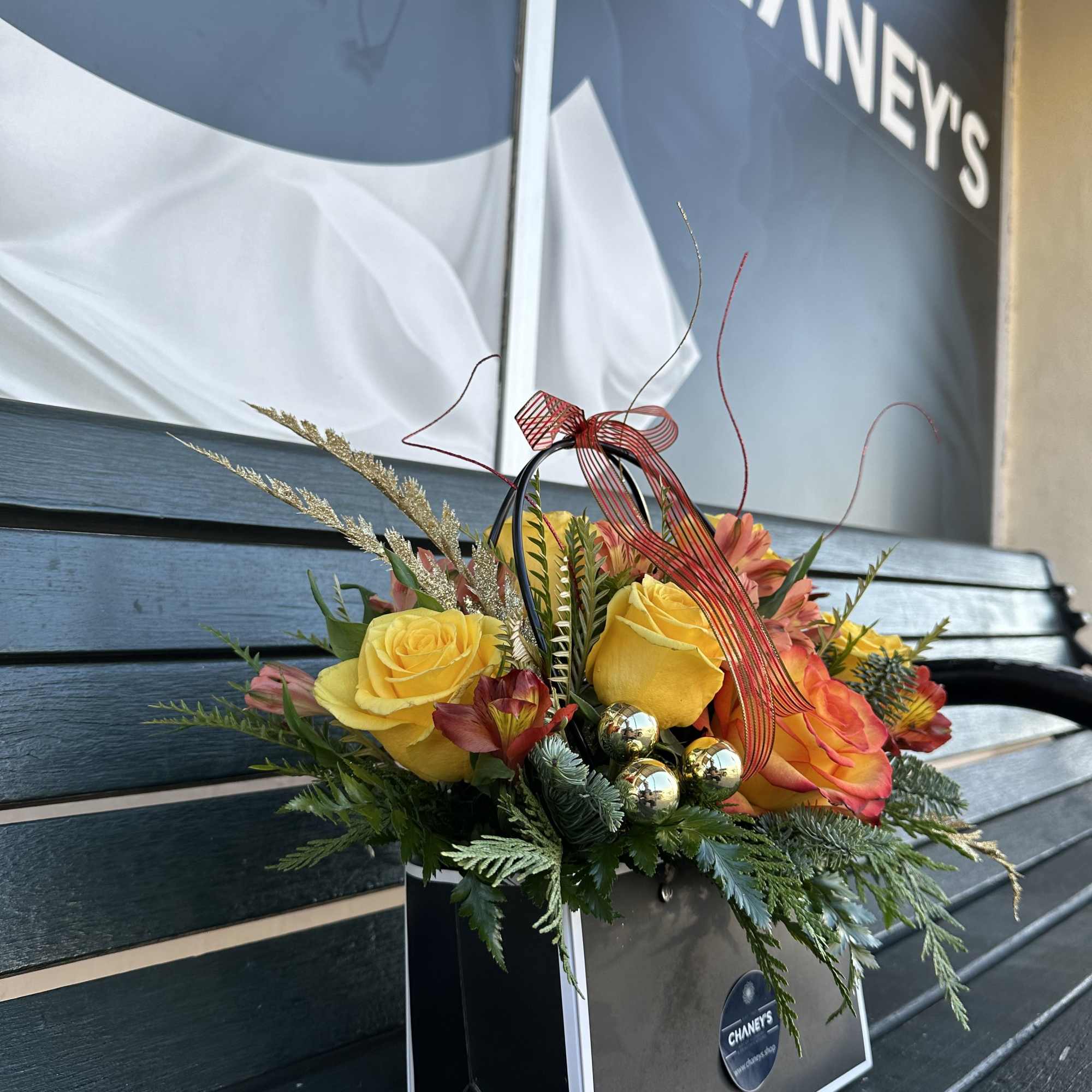 Warm colors for every occasion in a beautiful black &amp; white purse