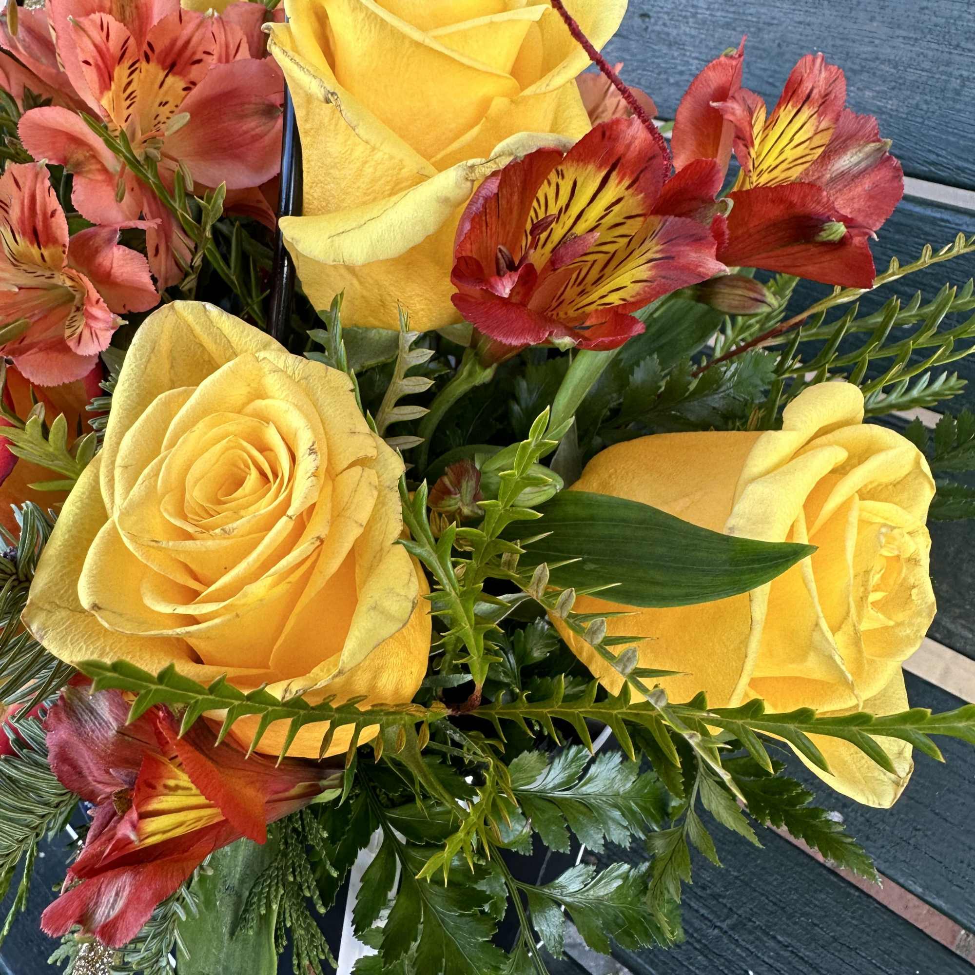 Warm colors for every occasion in a beautiful black &amp; white purse