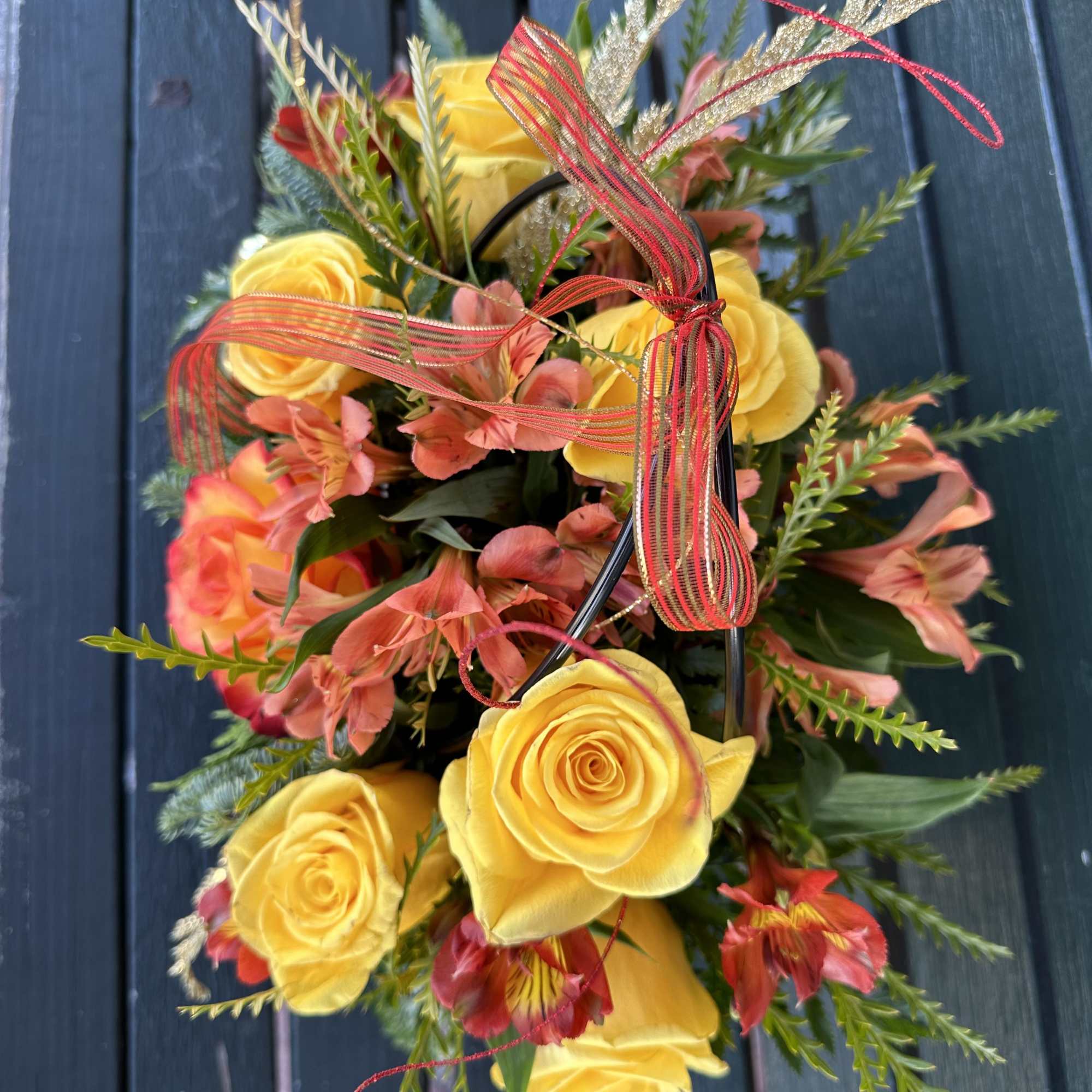 Warm colors for every occasion in a beautiful black &amp; white purse