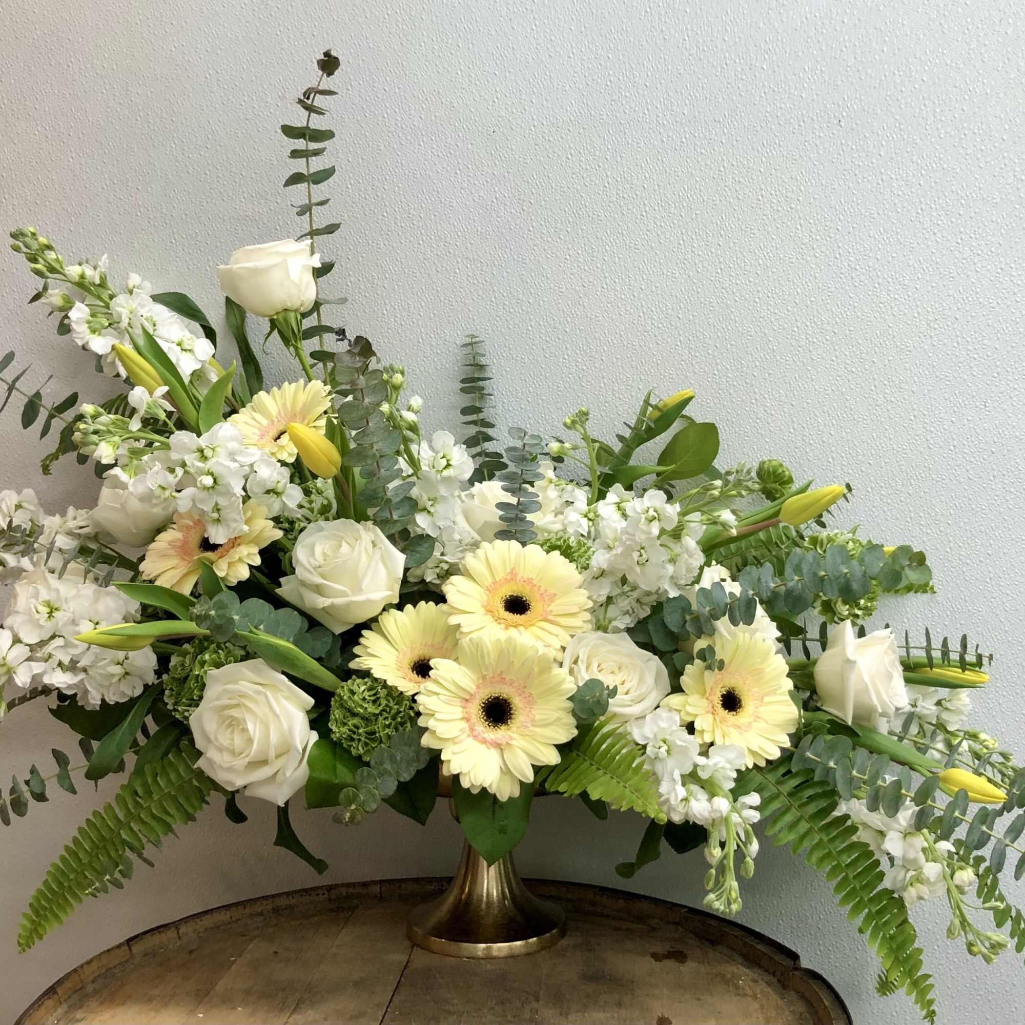 Designer&#039;s choice of the most beautiful flowers and color palette to arrange