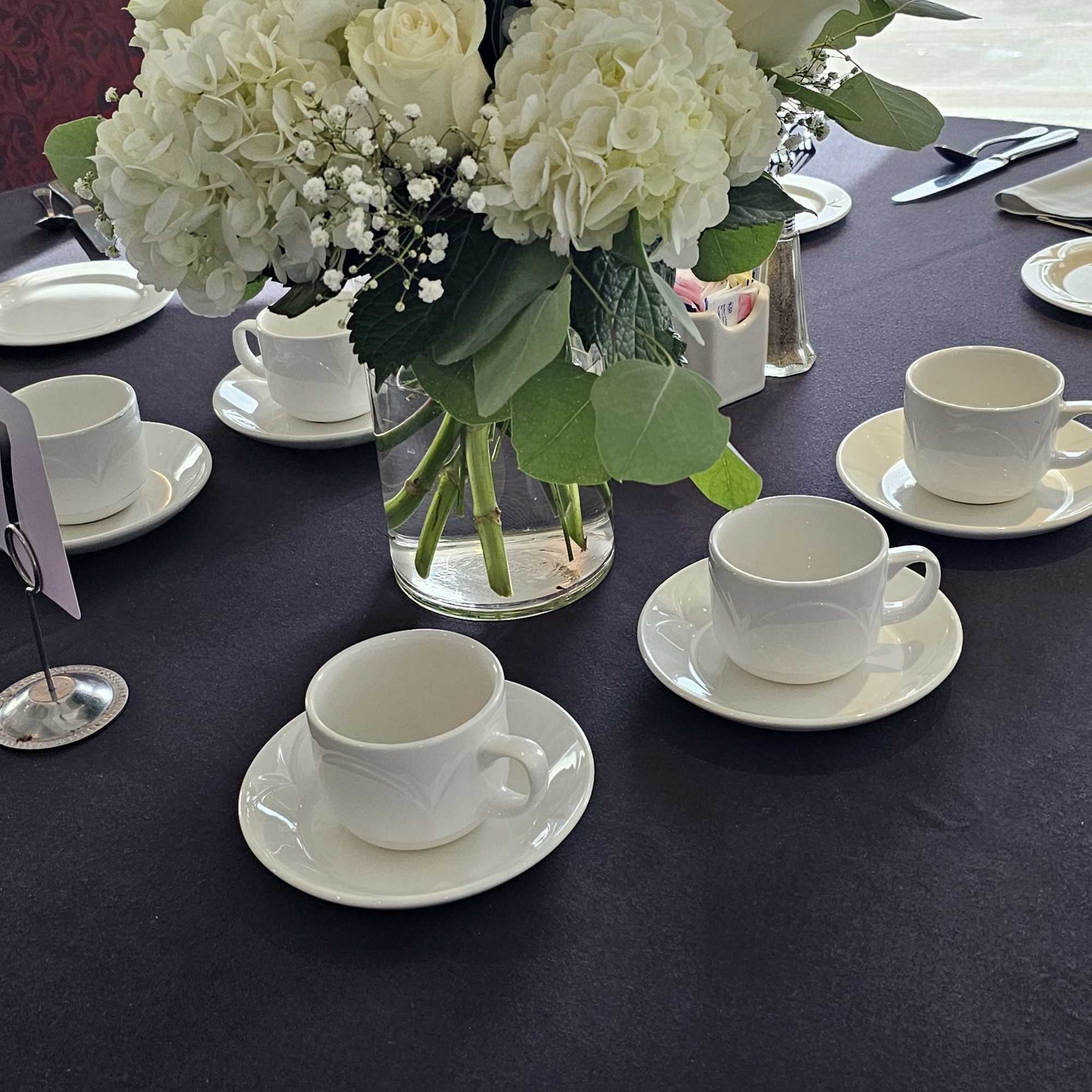 Centro de flores blancas  algo sencillo para adornar tu mesa
