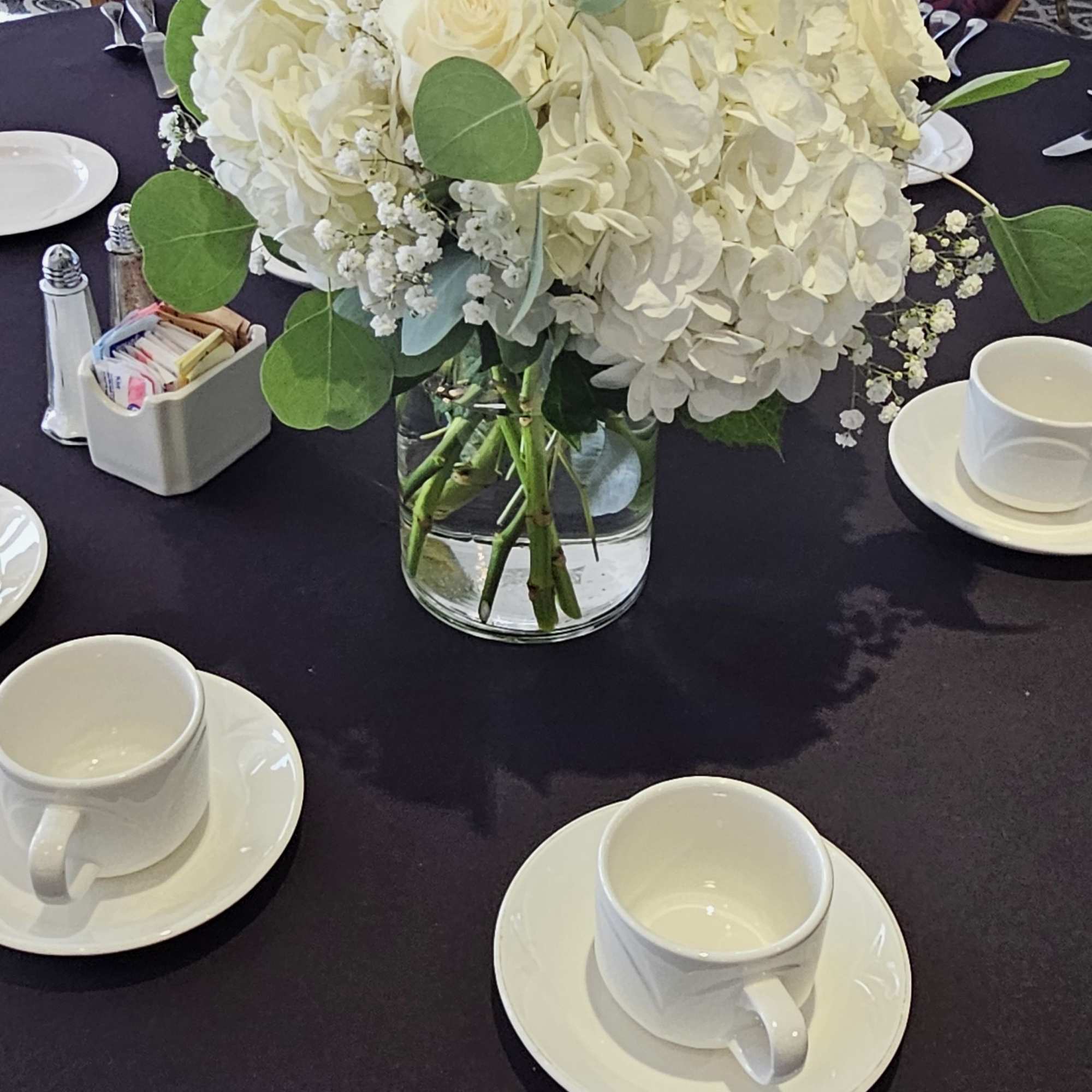 Centro de flores blancas  algo sencillo para adornar tu mesa