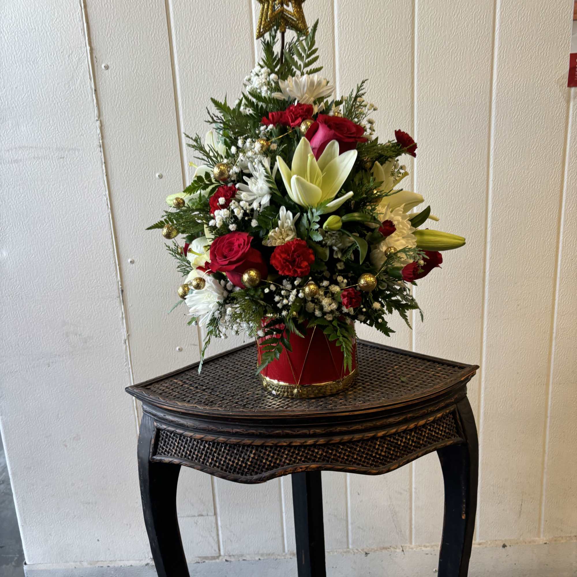 Send the Christmas spirt with this beautiful arrangement that is sure to