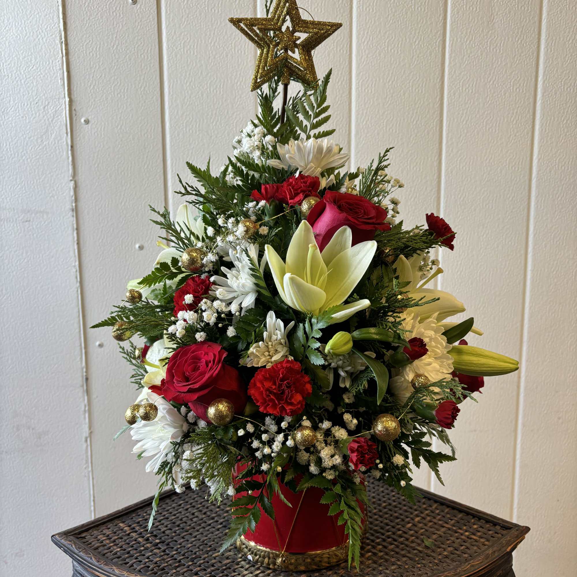 Send the Christmas spirt with this beautiful arrangement that is sure to