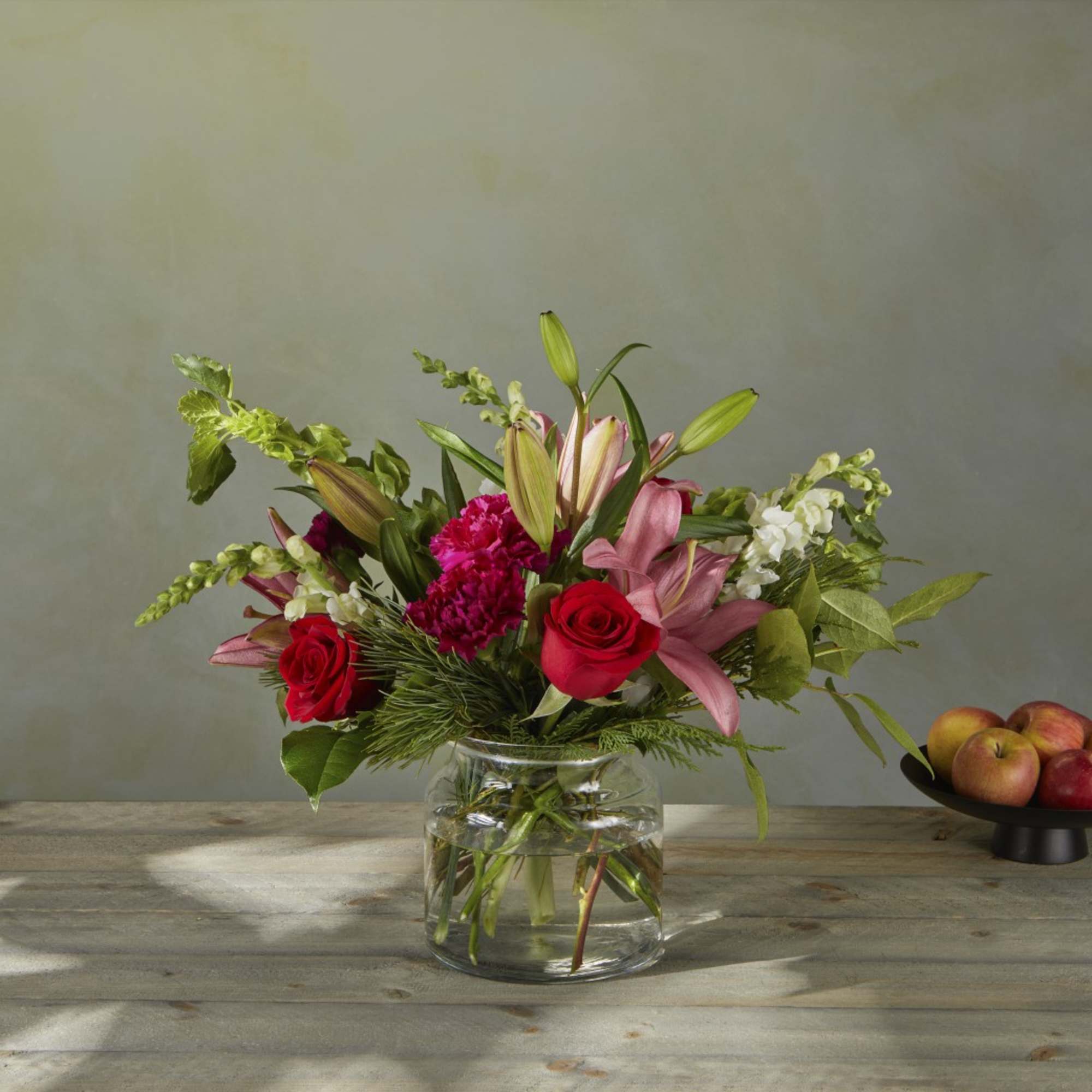 White snapdragons and surprising pink hybrid lilies offer a subtle twist to