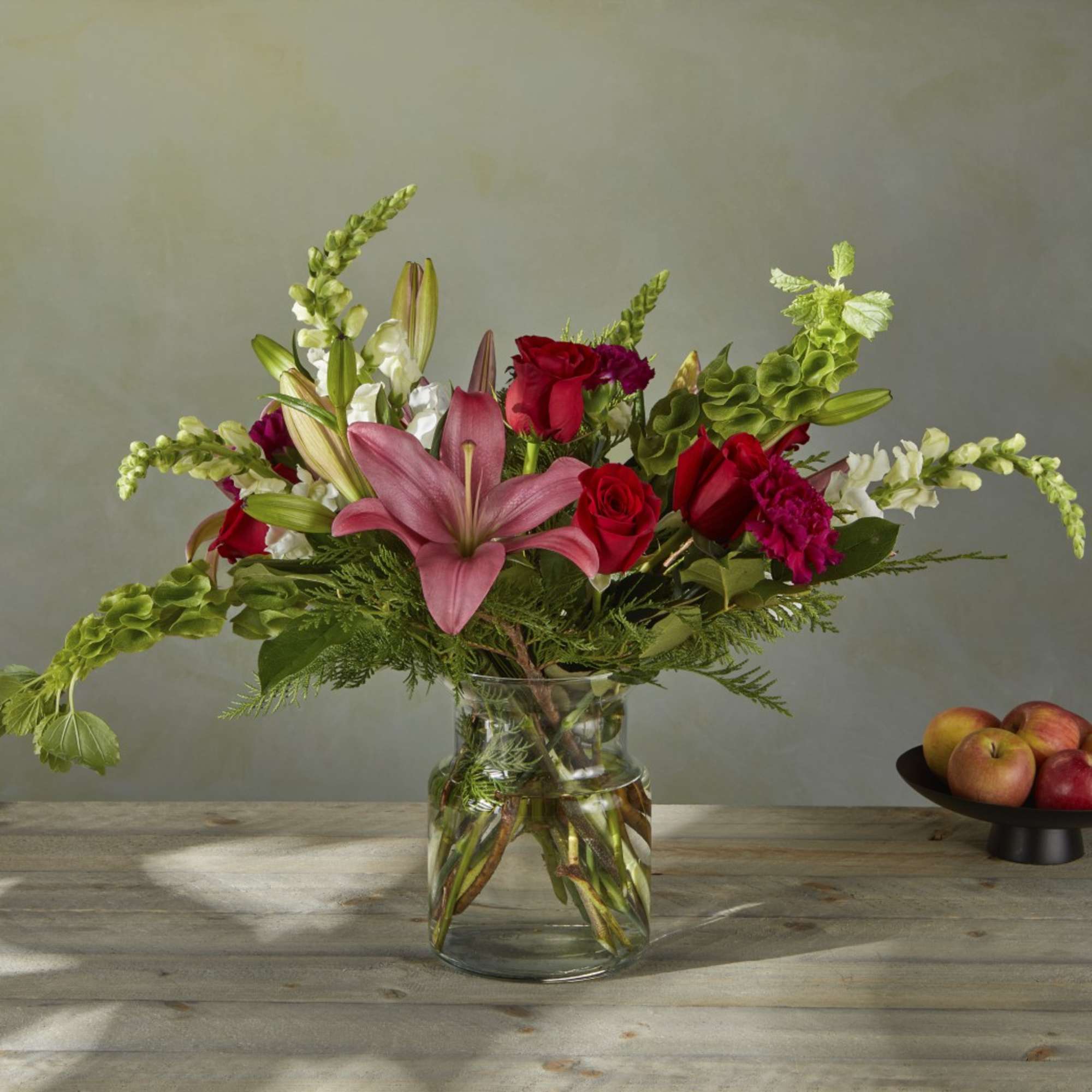 White snapdragons and surprising pink hybrid lilies offer a subtle twist to