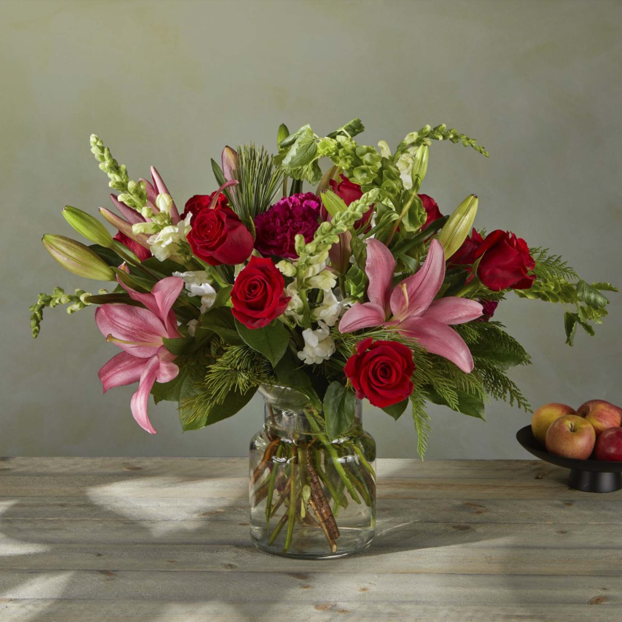 White snapdragons and surprising pink hybrid lilies offer a subtle twist to