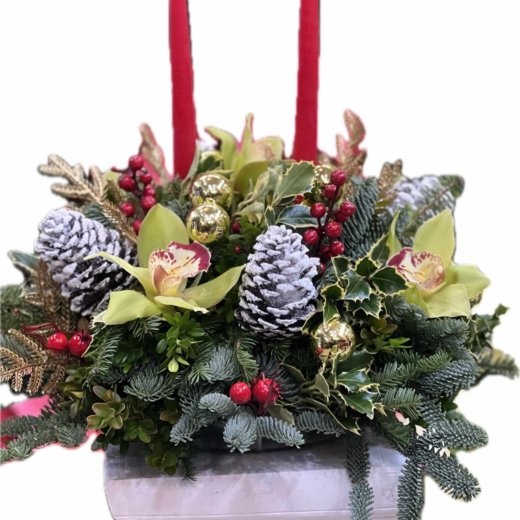 This elegant decorative centerpiece features a luxurious blend of natural and festive