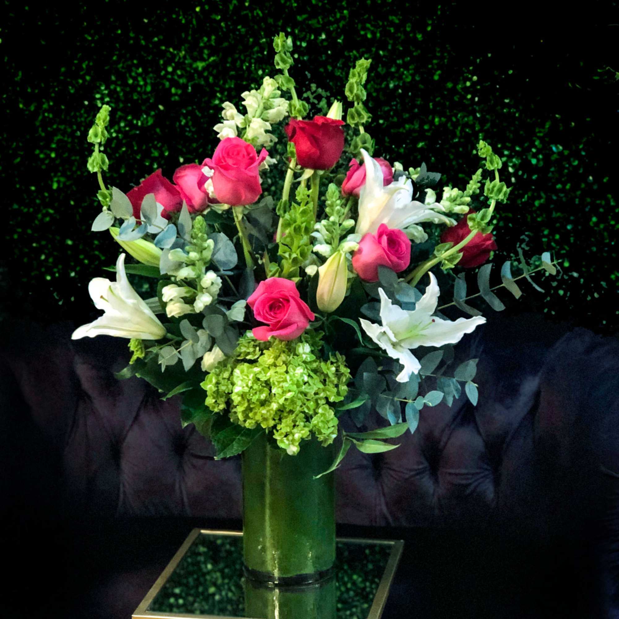 Clairvoyant is composed of a mixed dozen of hot pink and red