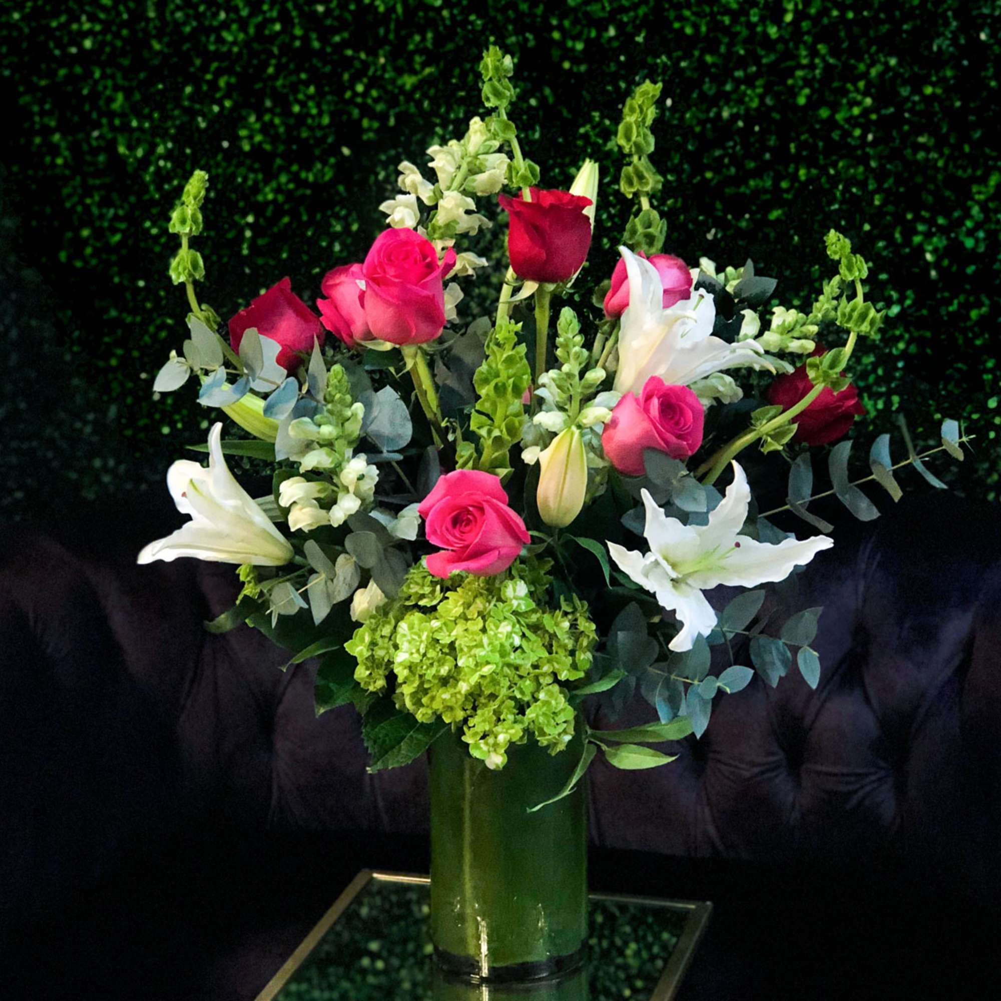 Clairvoyant is composed of a mixed dozen of hot pink and red