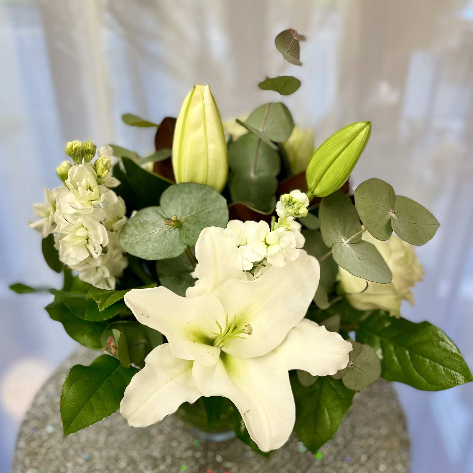 A classic blend of pristine white blooms and lush greenery, this designer’s A classic blend of pristine white blooms and lush greenery, this designer’s