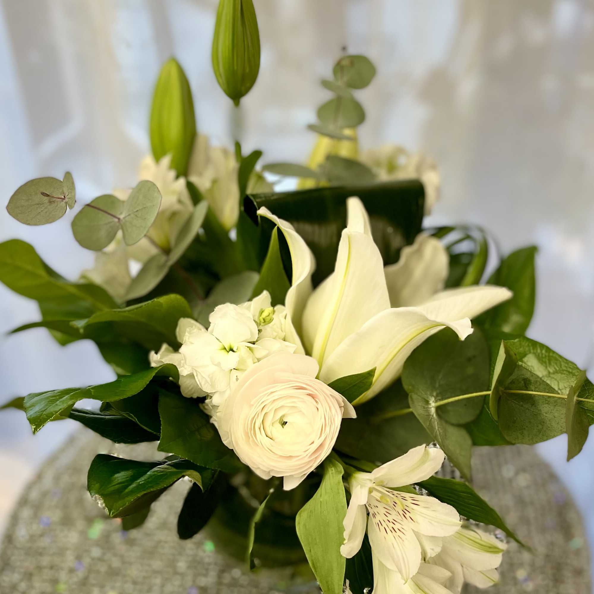 A classic blend of pristine white blooms and lush greenery, this designer’s A classic blend of pristine white blooms and lush greenery, this designer’s