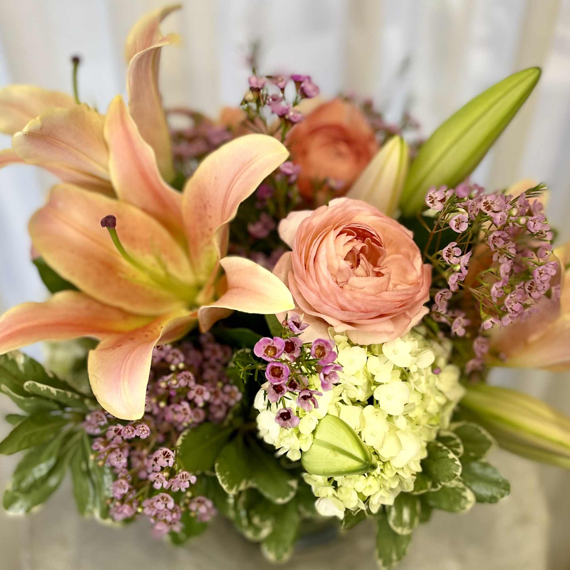 Indulge in the fresh beauty of the Lush Peachy Dream Bouquet. A