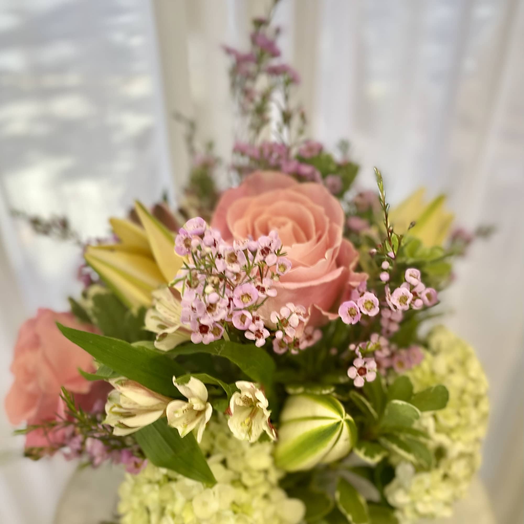 Indulge in the fresh beauty of the Lush Peachy Dream Bouquet. A
