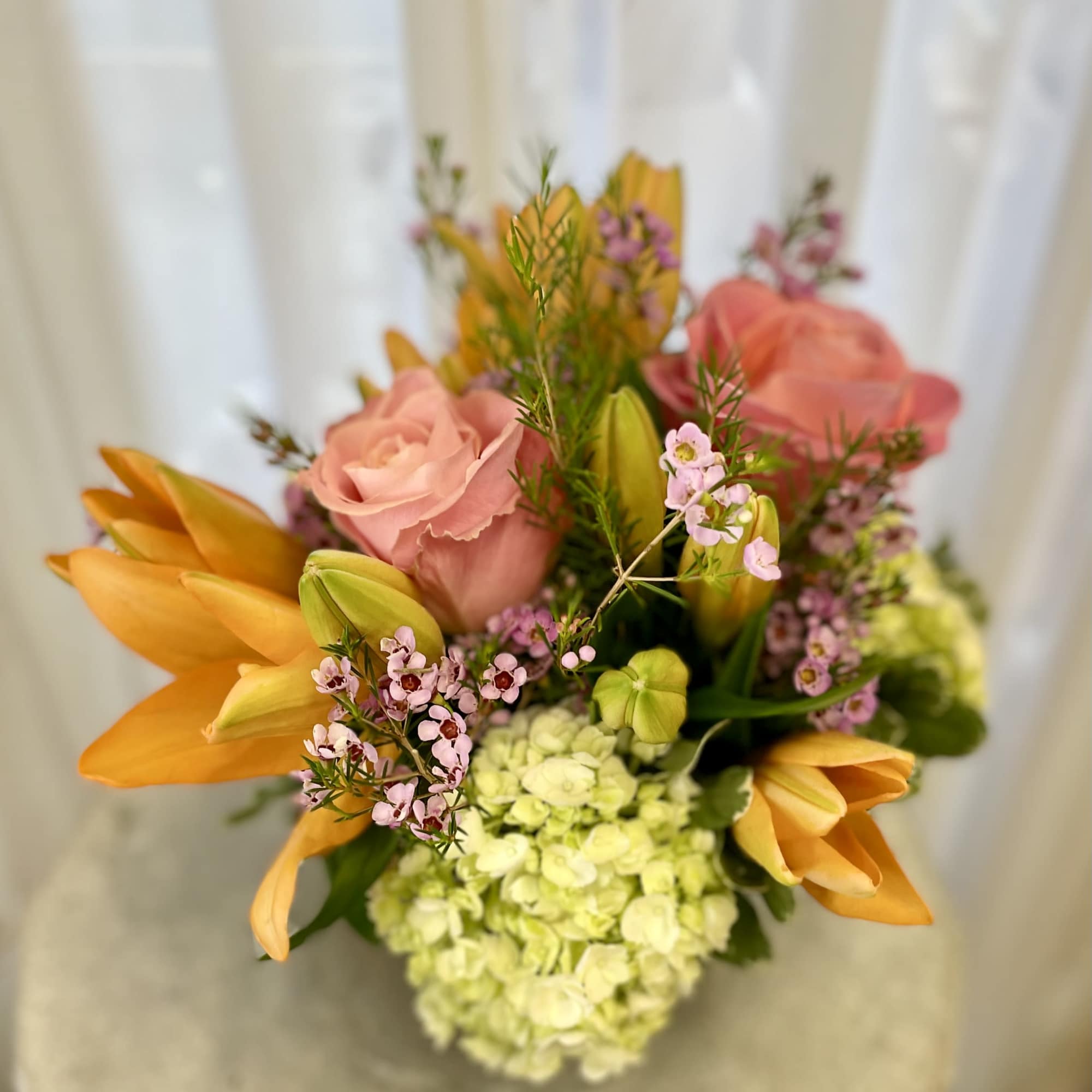 Indulge in the fresh beauty of the Lush Peachy Dream Bouquet. A