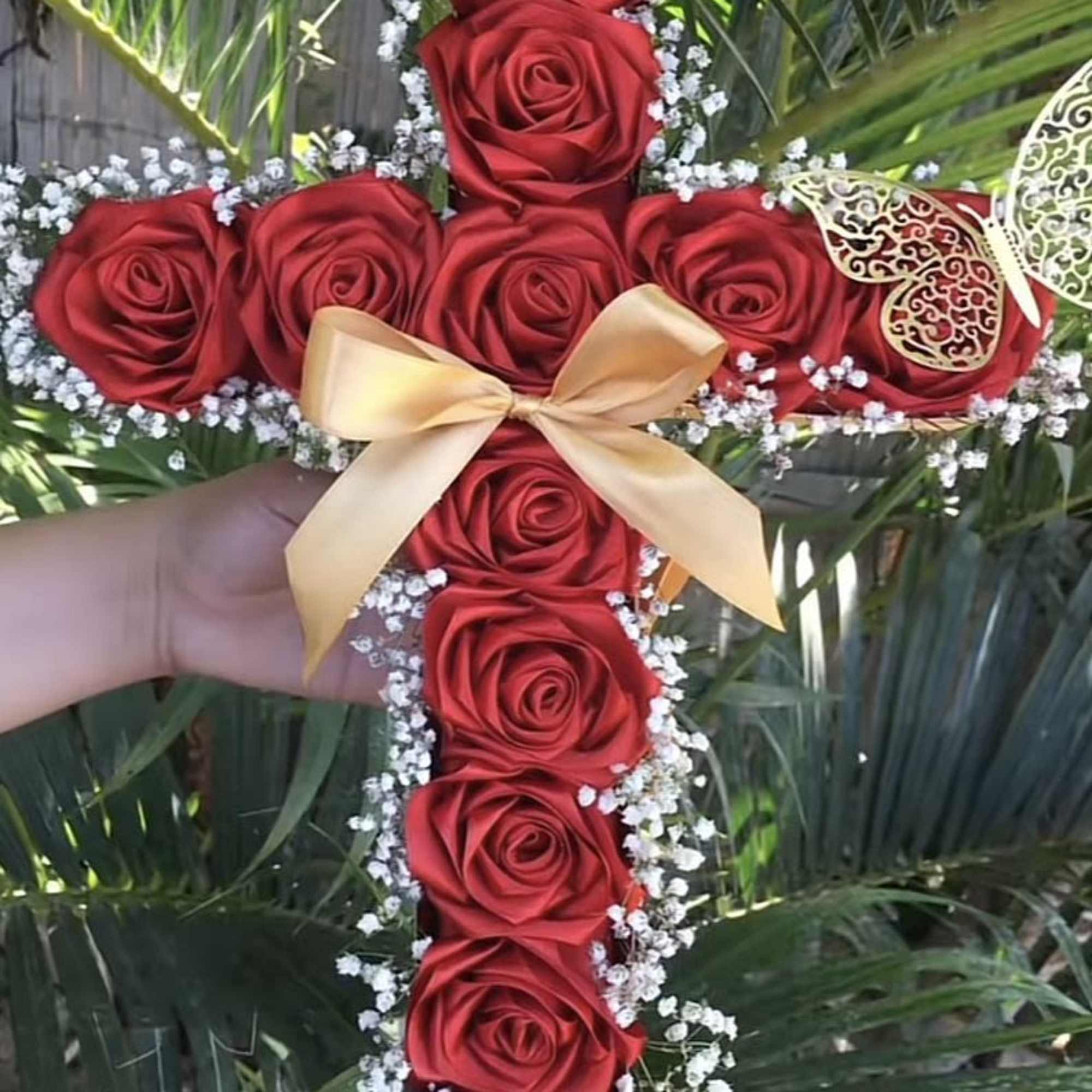 cruz elaborada con rosas de liston de tela saten