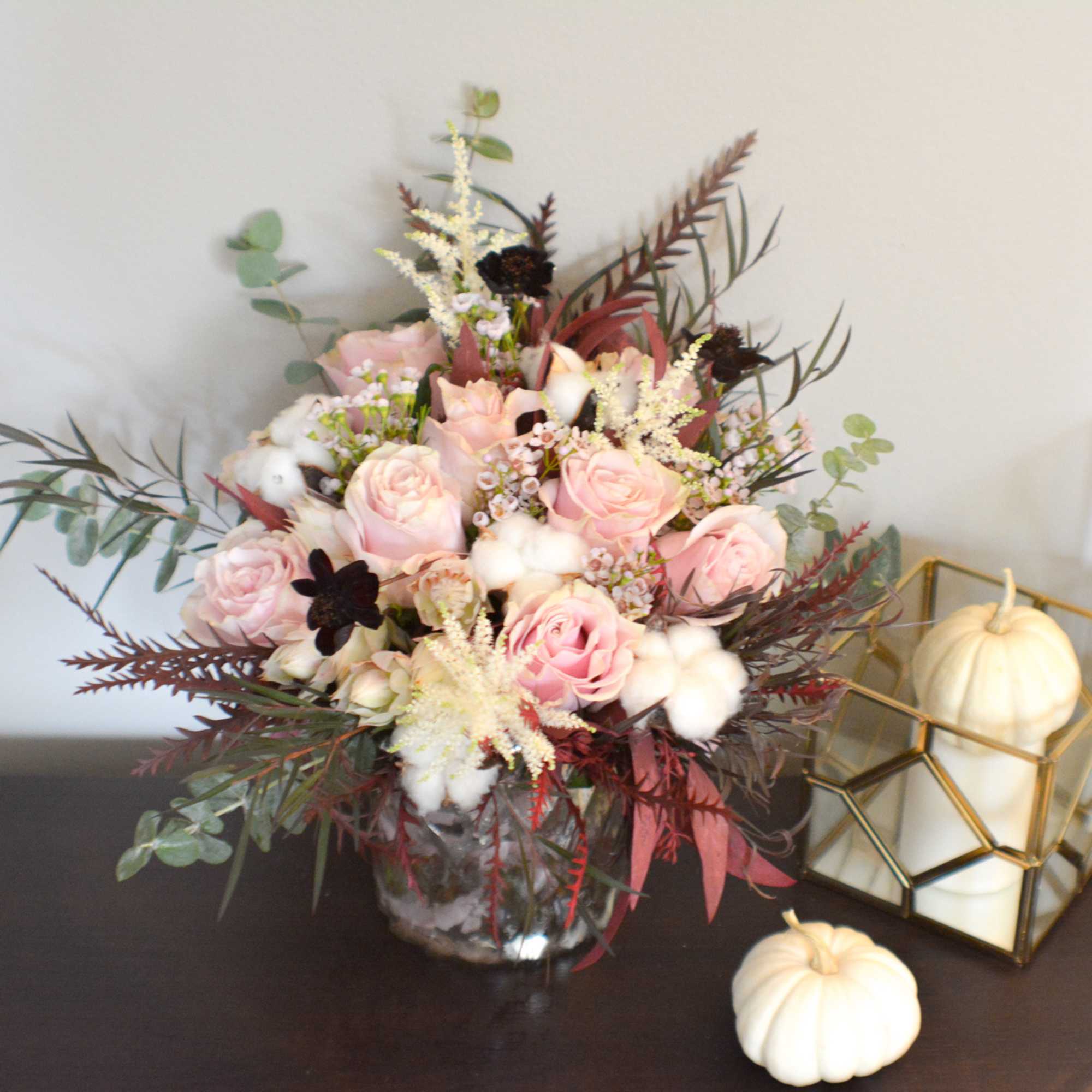 An exquisite flower bouquet, that illustrate a pink and burgundy shades, with An exquisite flower bouquet, that illustrate a pink and burgundy shades, with