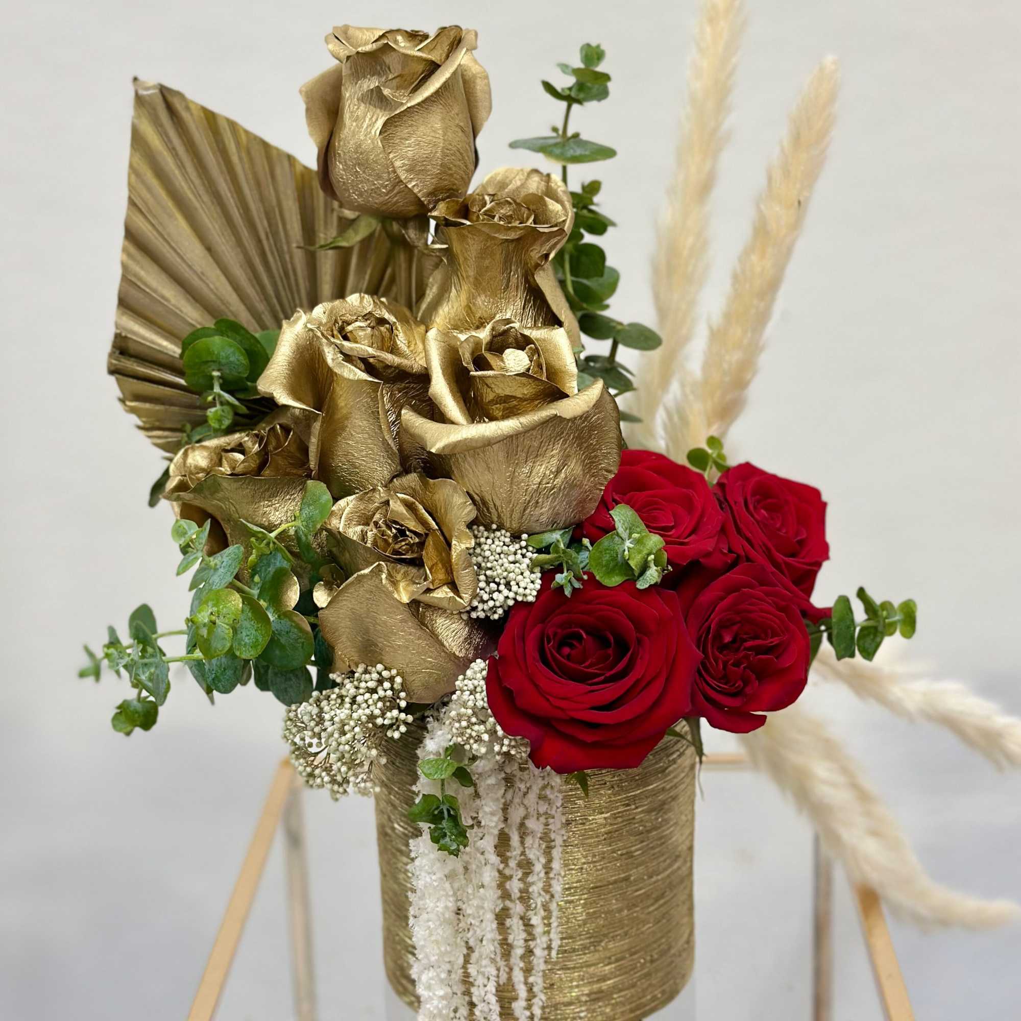 Introducing a stunning arrangement that&#039;s sure to turn heads: a mix of