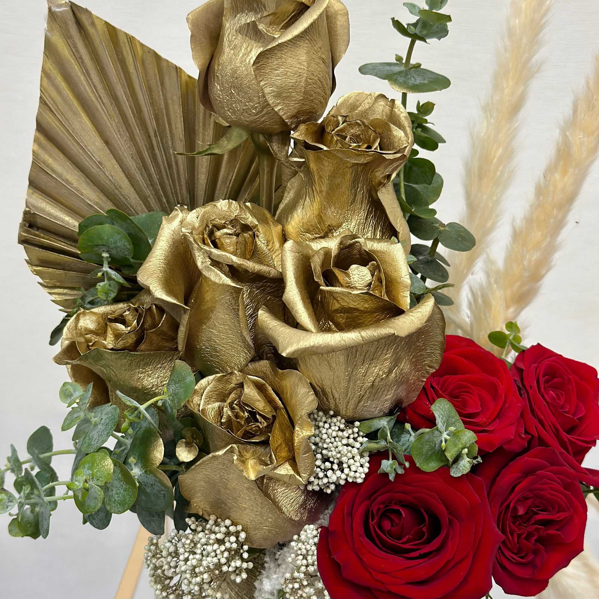 Introducing a stunning arrangement that&#039;s sure to turn heads: a mix of