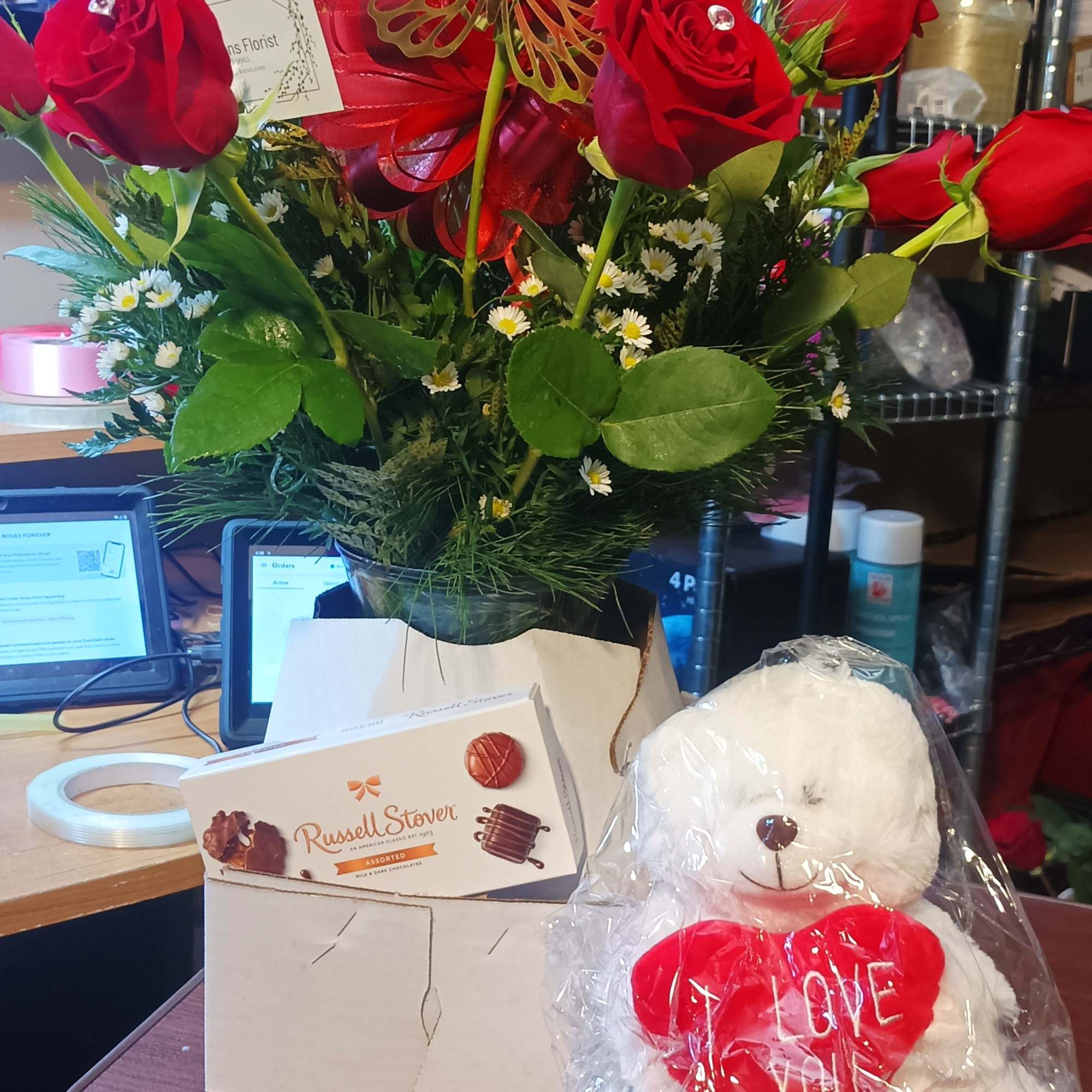 These dozen red roses with baby's breath are classic! Perfect romantic gift These dozen red roses with baby's breath are classic! Perfect romantic gift