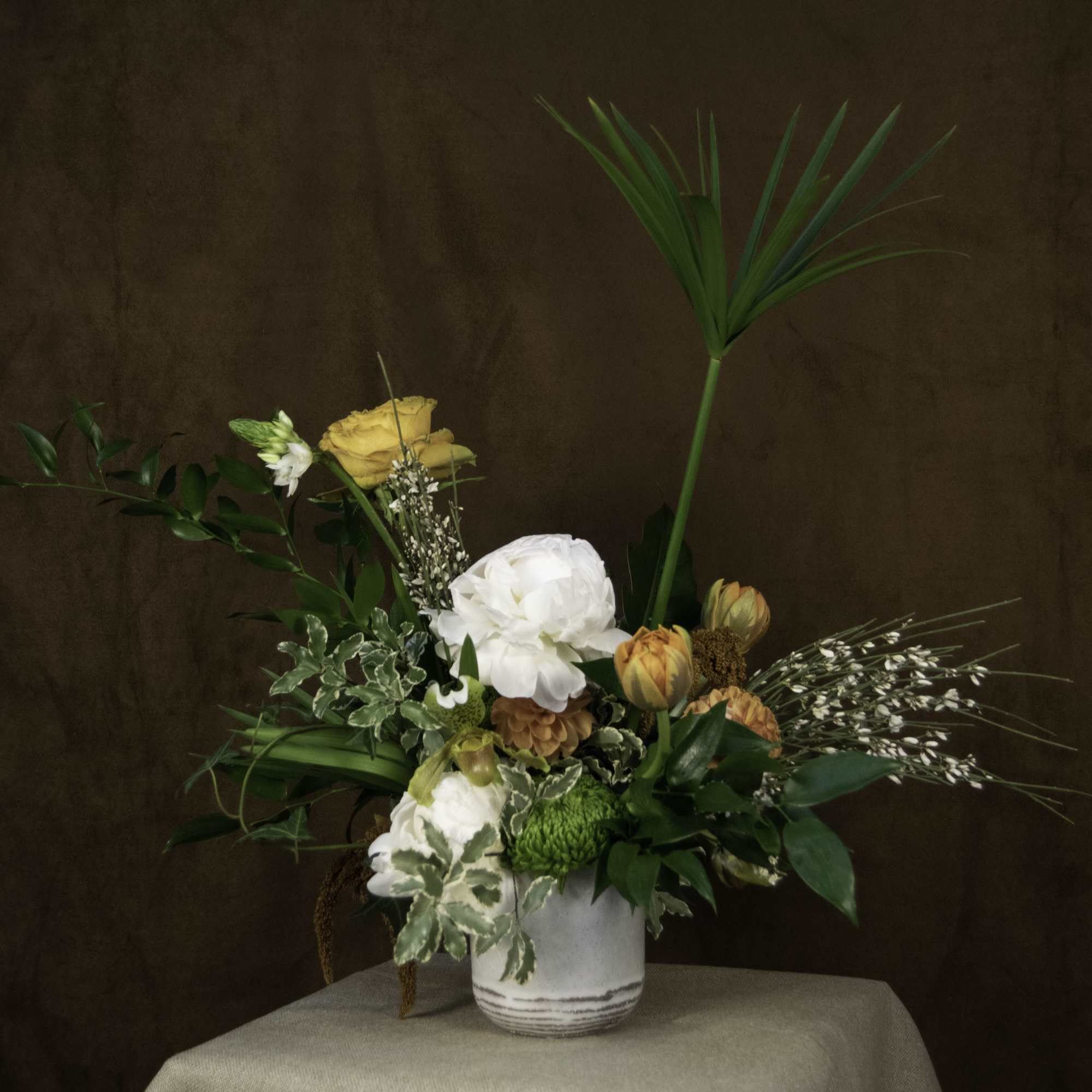 The &quot;Pansodan&quot; floral arrangement by The Burmese Cat studio radiates natural charm