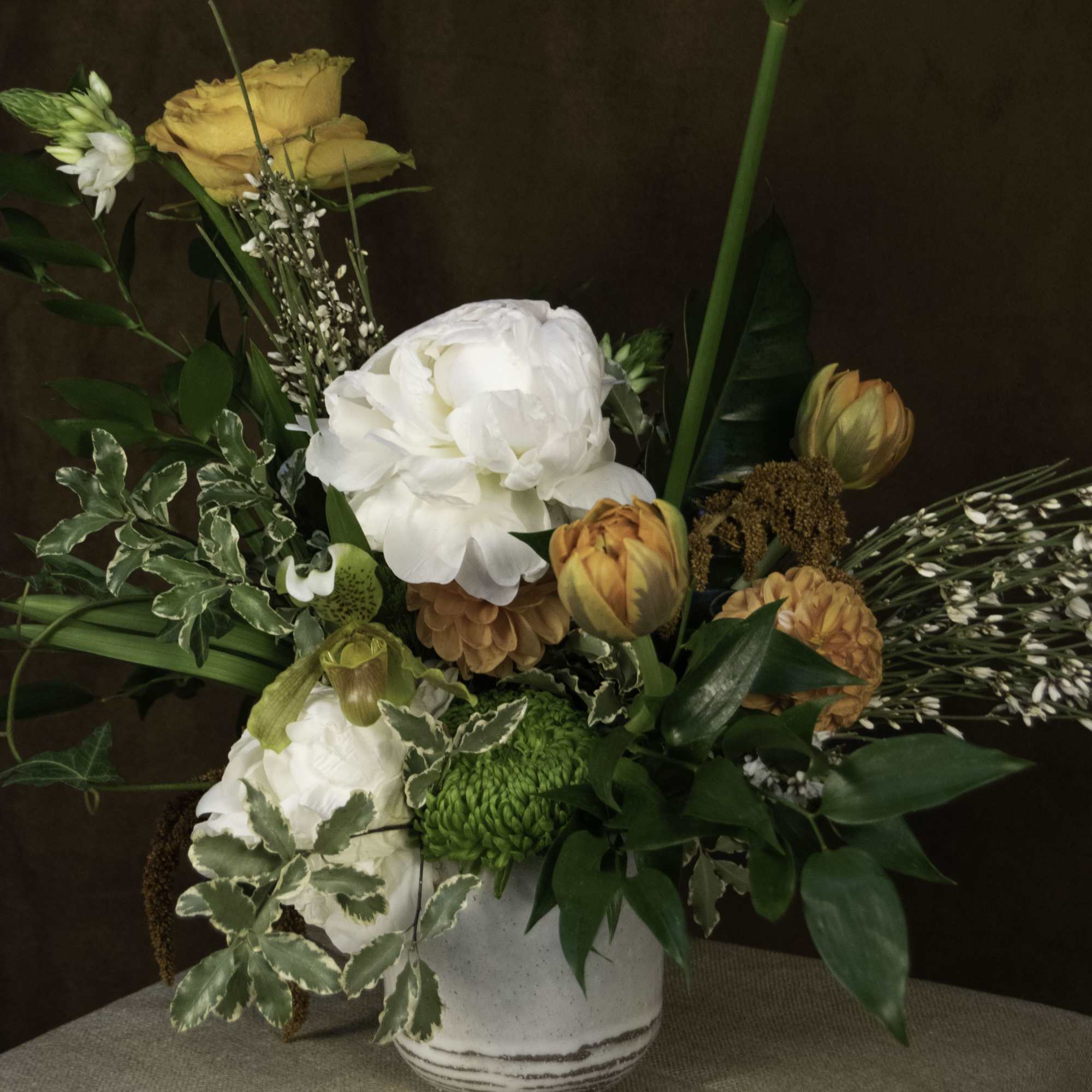 The &quot;Pansodan&quot; floral arrangement by The Burmese Cat studio radiates natural charm