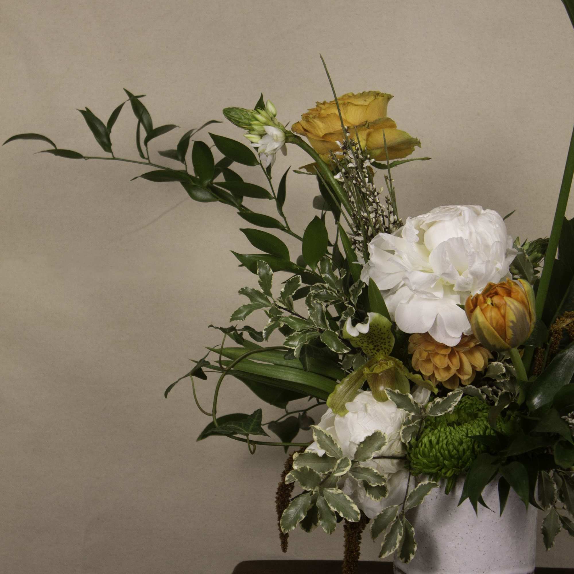 The &quot;Pansodan&quot; floral arrangement by The Burmese Cat studio radiates natural charm