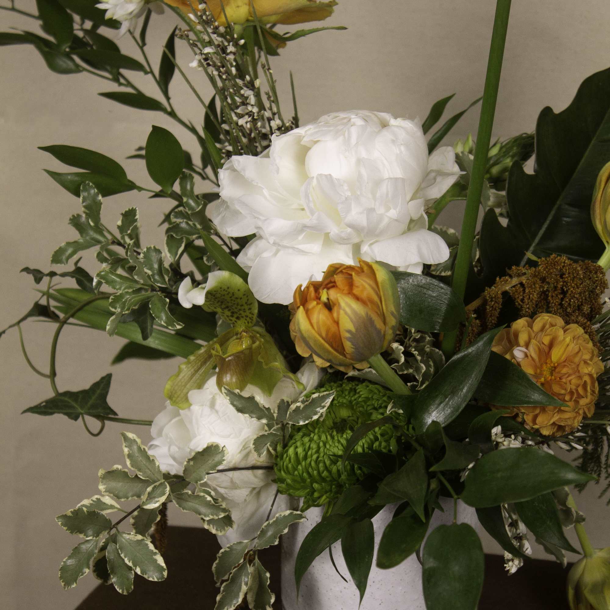 The &quot;Pansodan&quot; floral arrangement by The Burmese Cat studio radiates natural charm