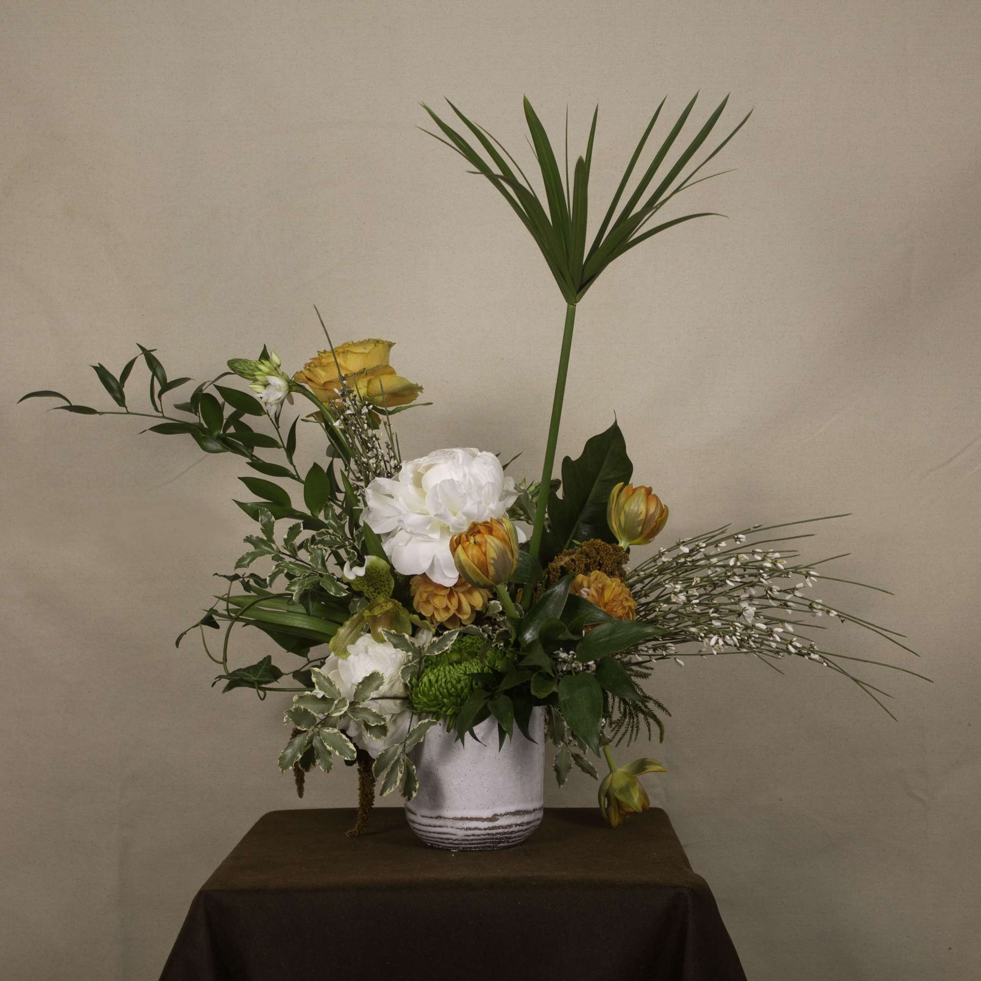 The &quot;Pansodan&quot; floral arrangement by The Burmese Cat studio radiates natural charm