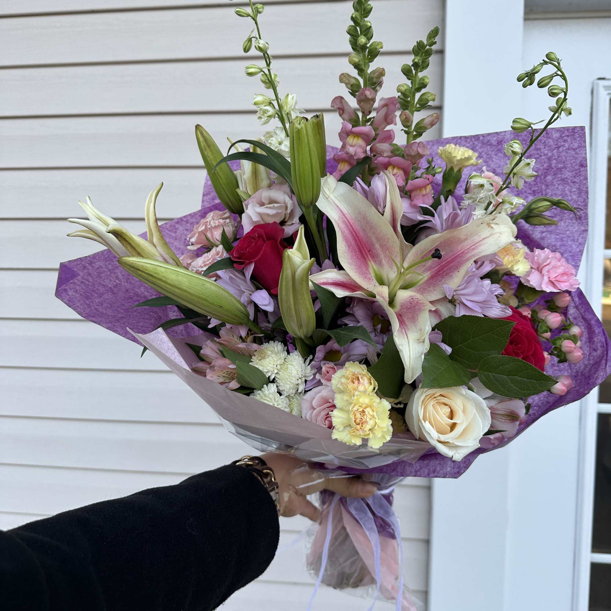 Un ramo con un mix de flores de temporada. El ramo no