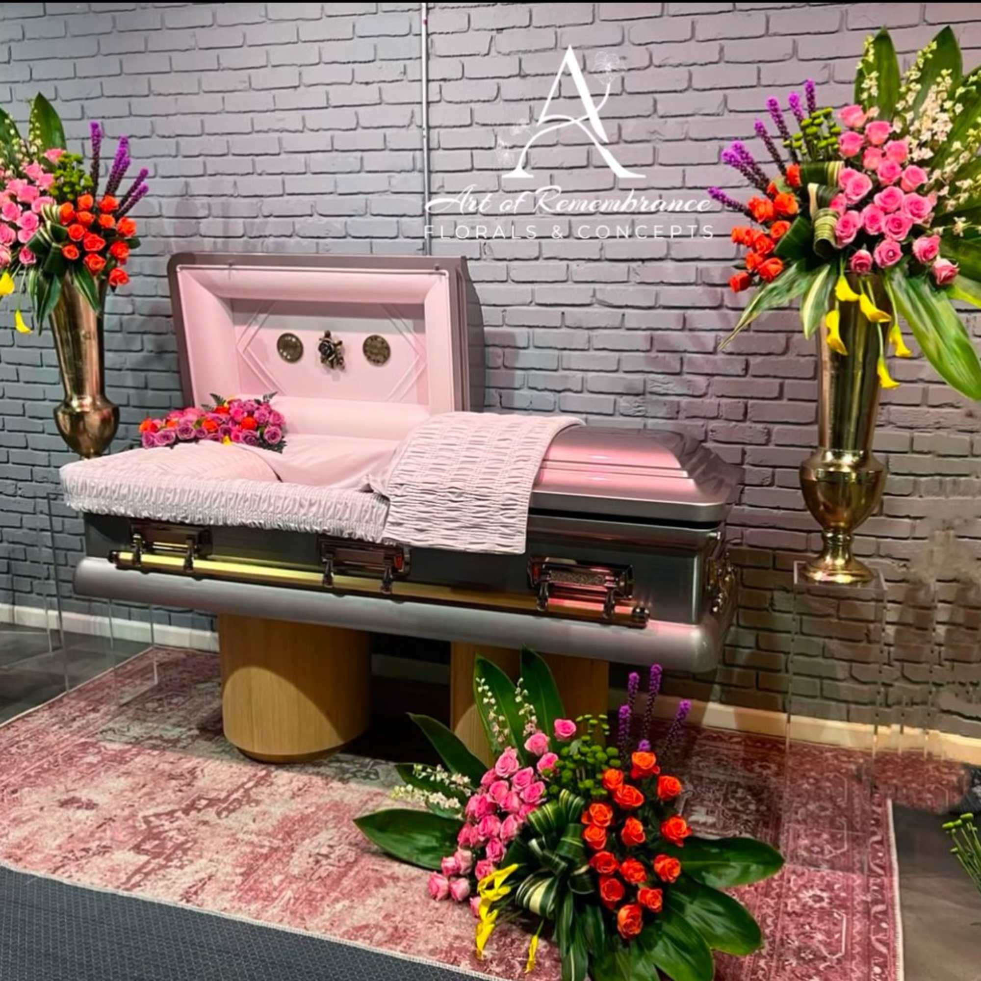 This floral arrangement offers a unique and different expression of love. Adorned This floral arrangement offers a unique and different expression of love. Adorned
