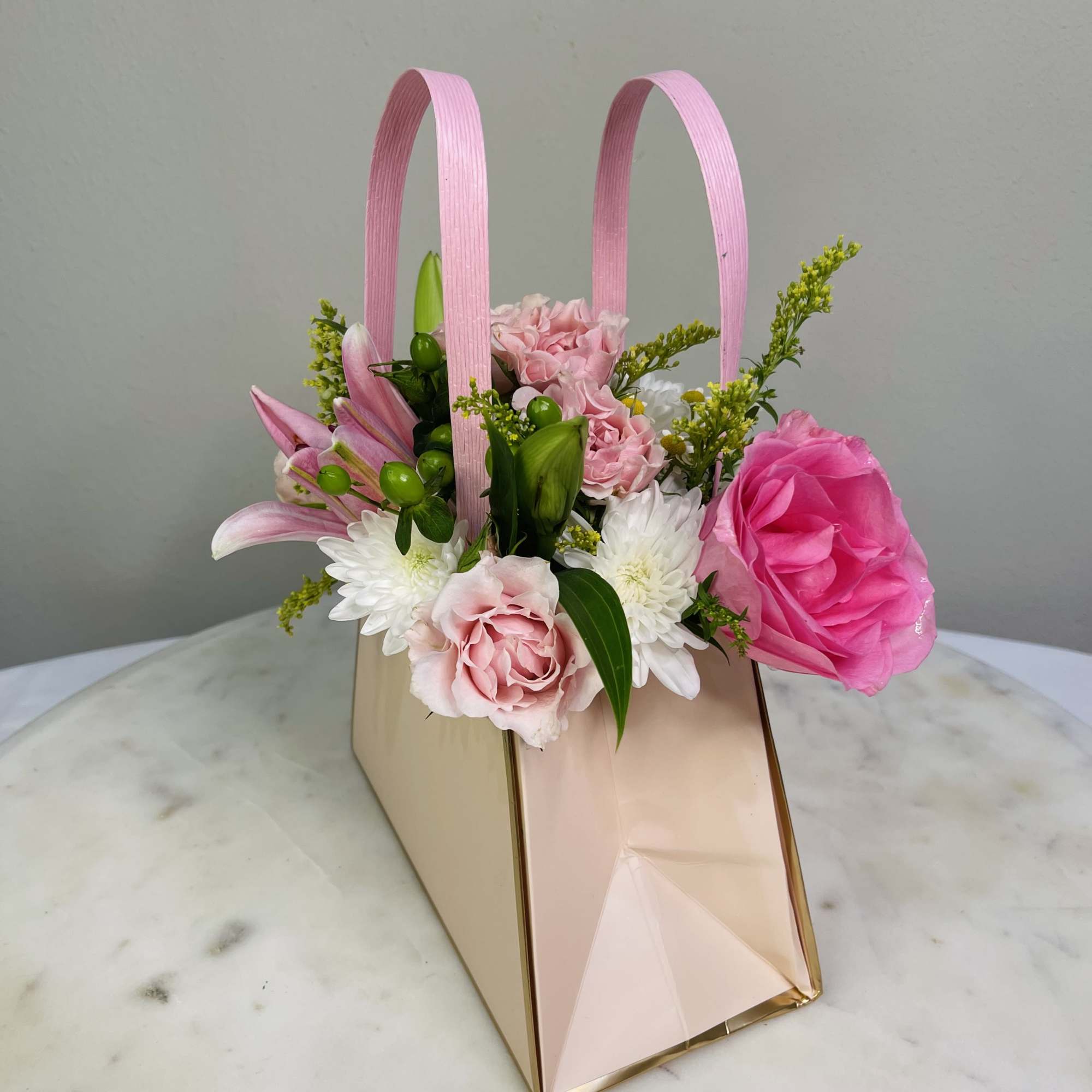 The perfect blend of elegance and charm in a delightful soft pink The perfect blend of elegance and charm in a delightful soft pink