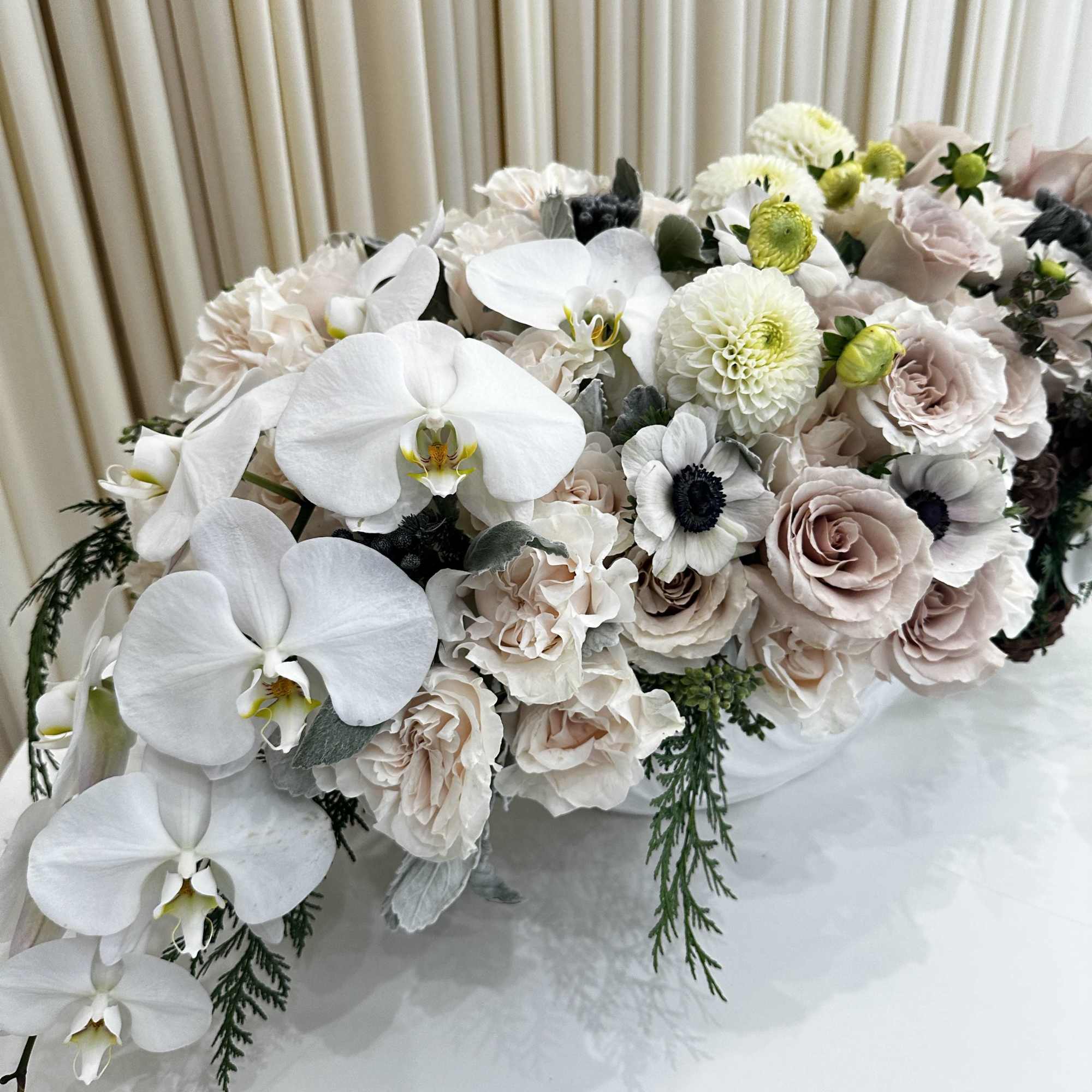Embrace the enchantment of winter with this soft and elegant floral arrangement.