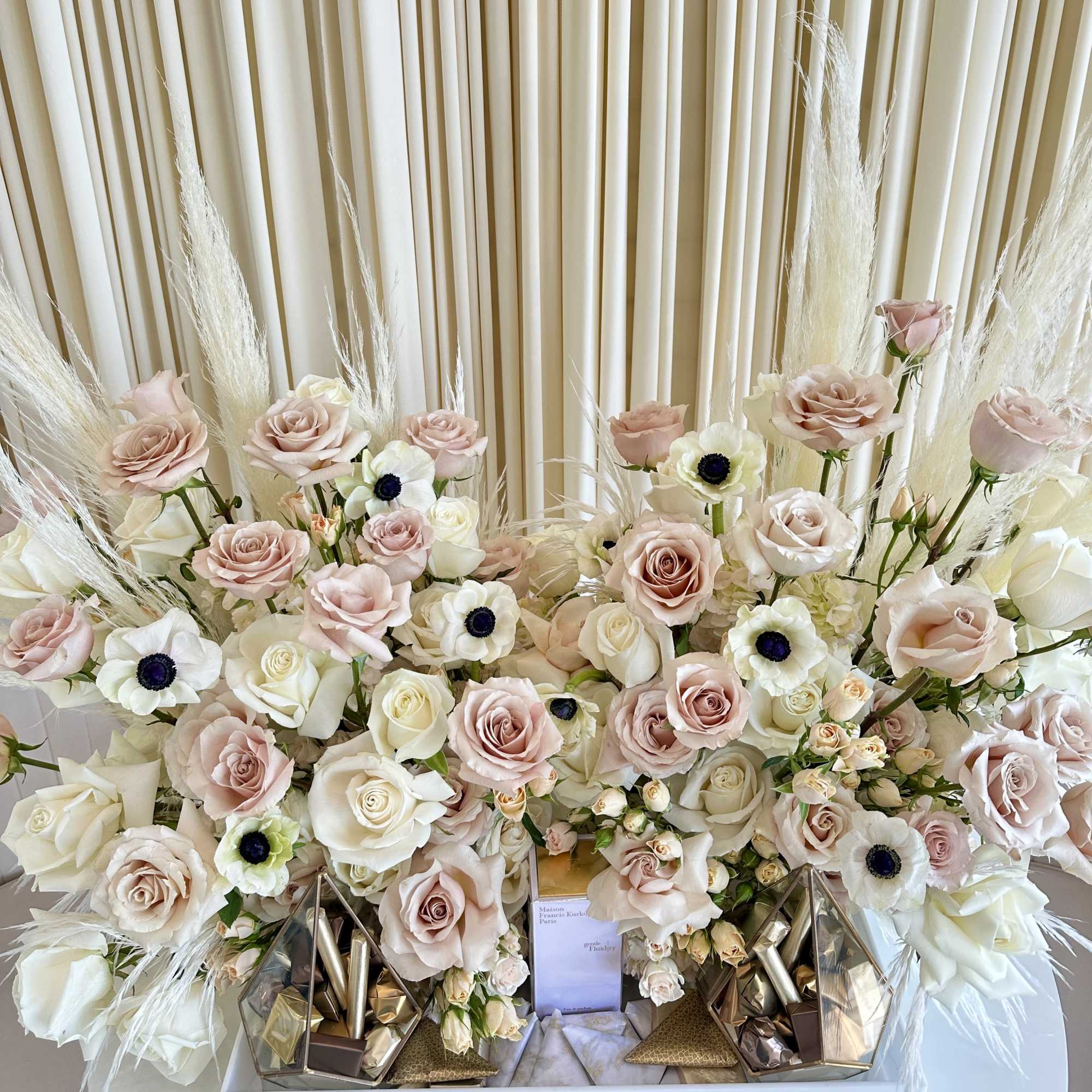 !!! Gift and chocolates not included but can be provided by customer!!!
Indulge