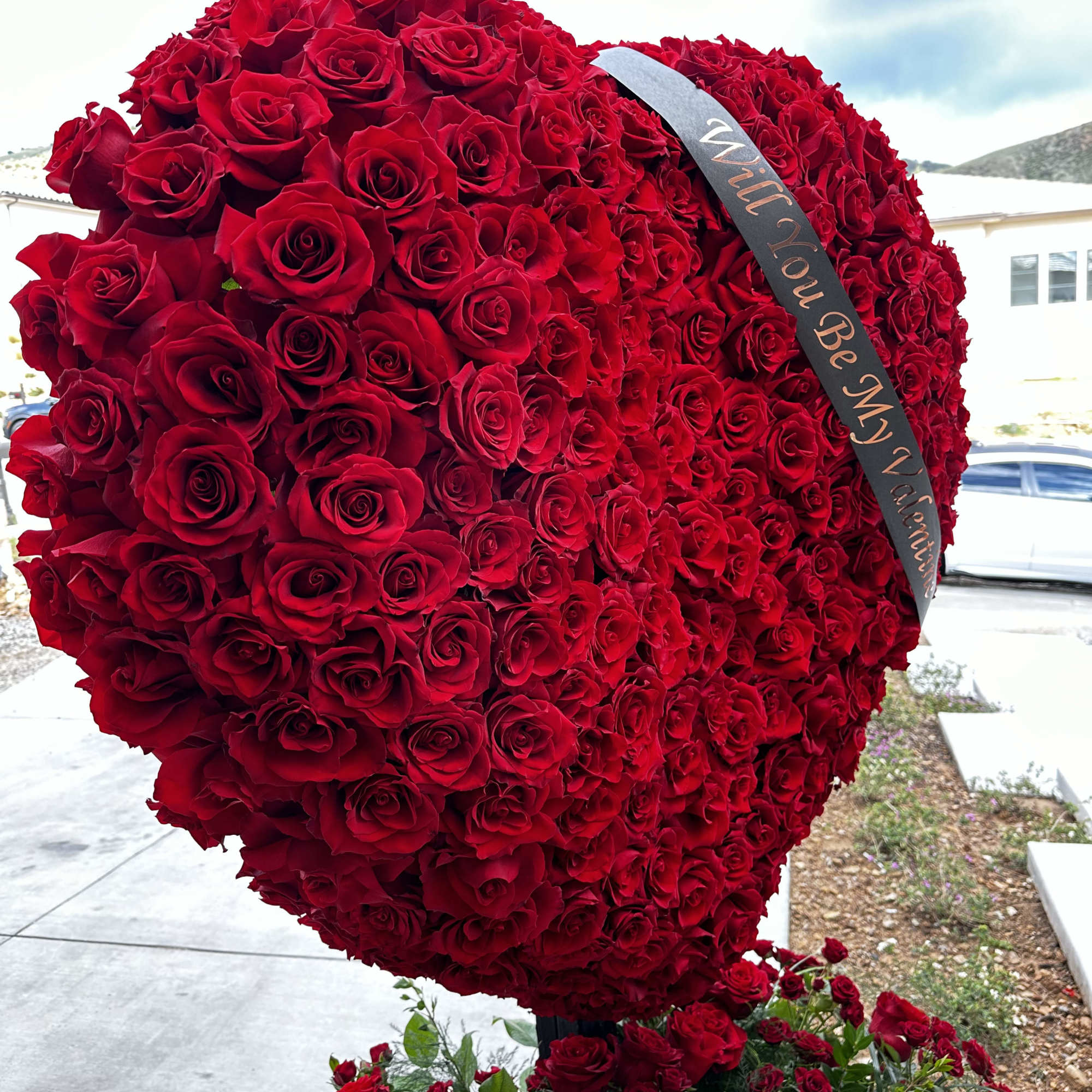  Make a monumental statement of love with this grandiose heart, overflowing