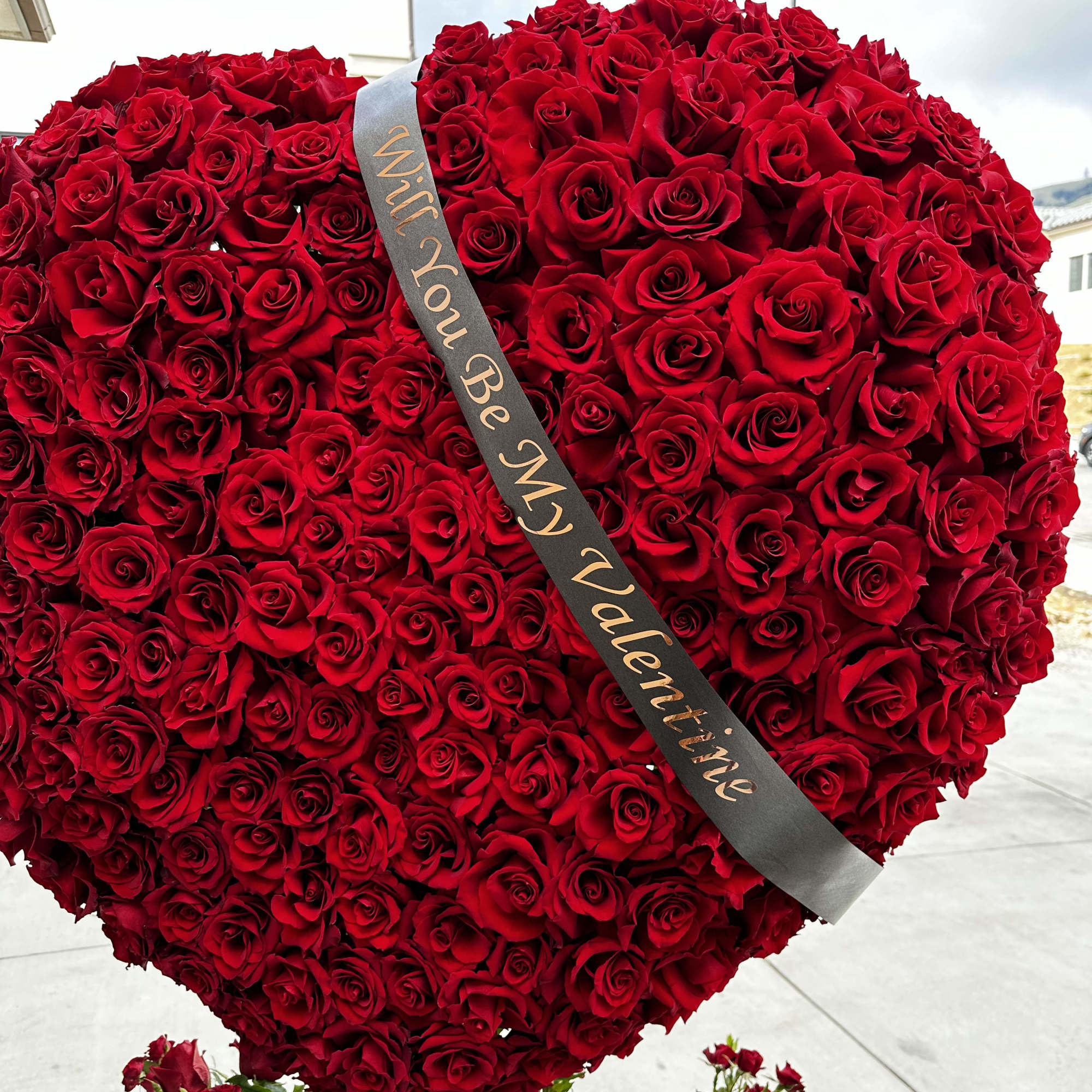  Make a monumental statement of love with this grandiose heart, overflowing