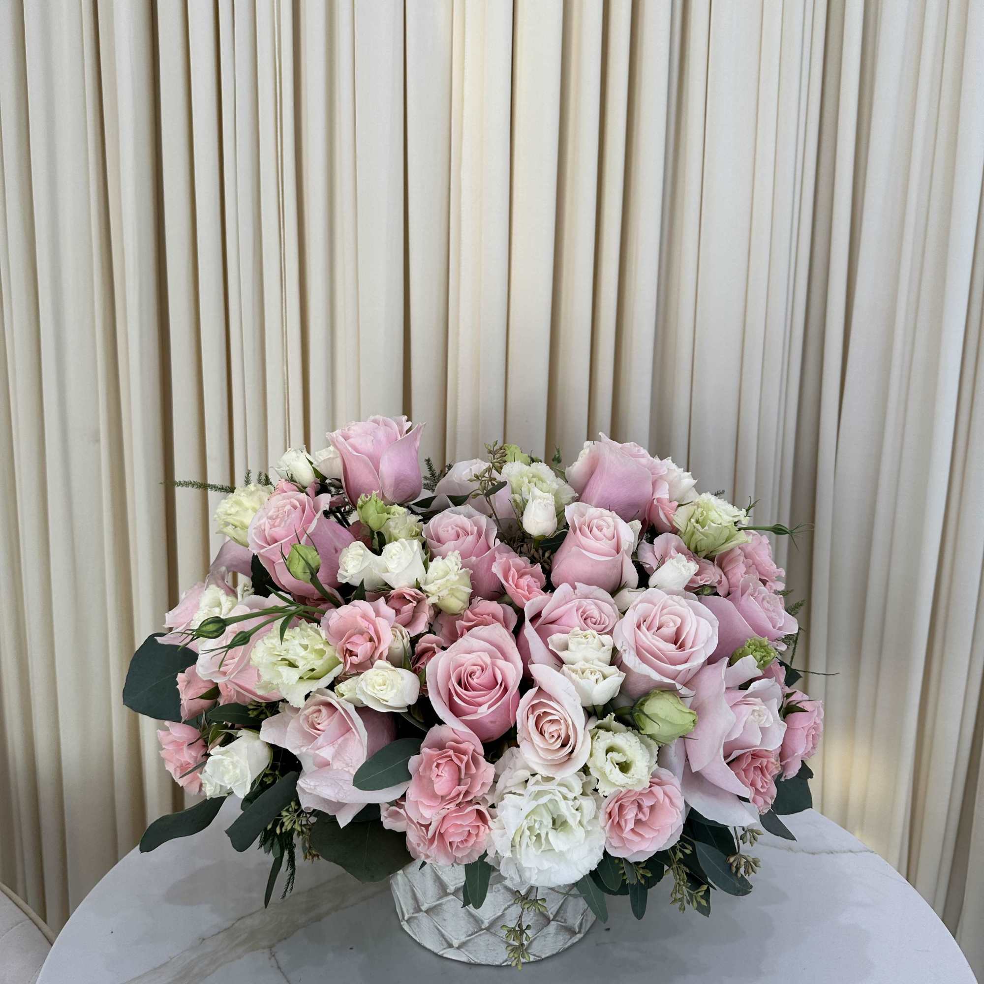 The epitome of elegance, this arrangement showcases a timeless combination of soft