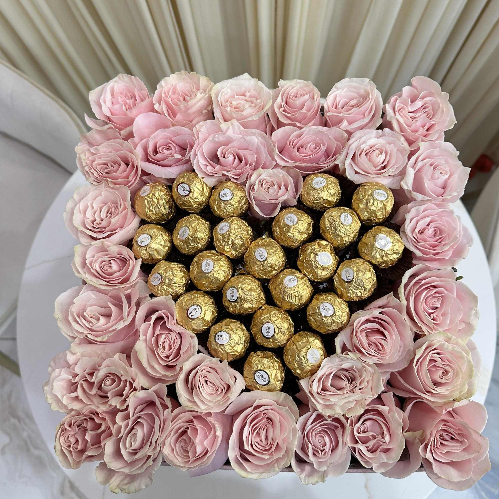 Surprise your sweetheart with this delightful combination of delicate pink roses