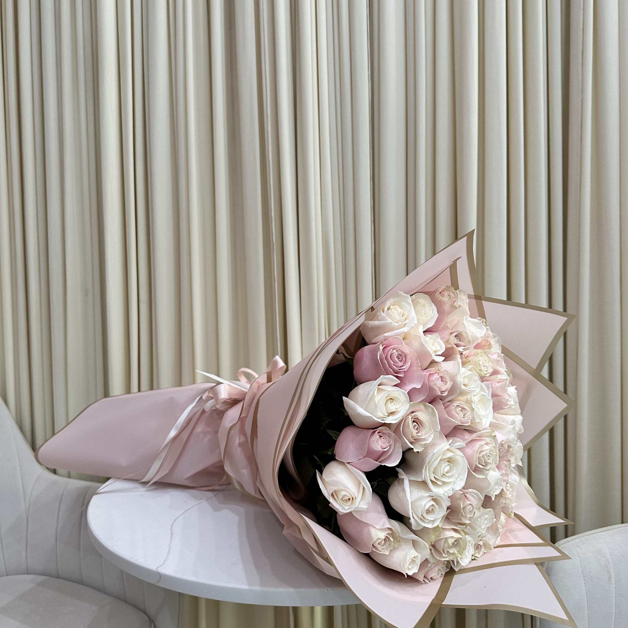 Express your love in full bloom with this delightful bouquet. Featuring 25